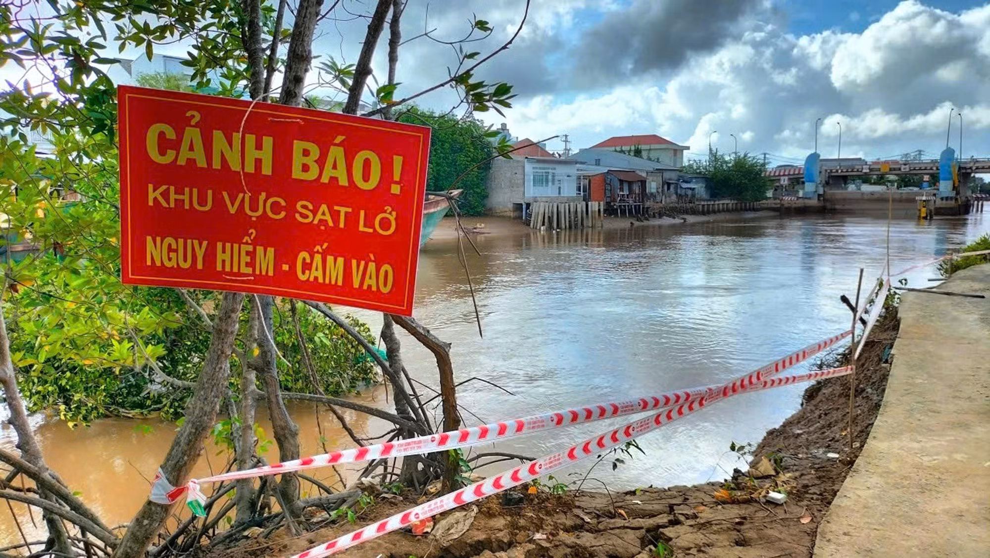 potal-bac-lieu-khan-truong-thuc-hien-cac-giai-phap-phong-chong-khac-phuc-sat-lo-bo-kenh-304-7921260.jpg