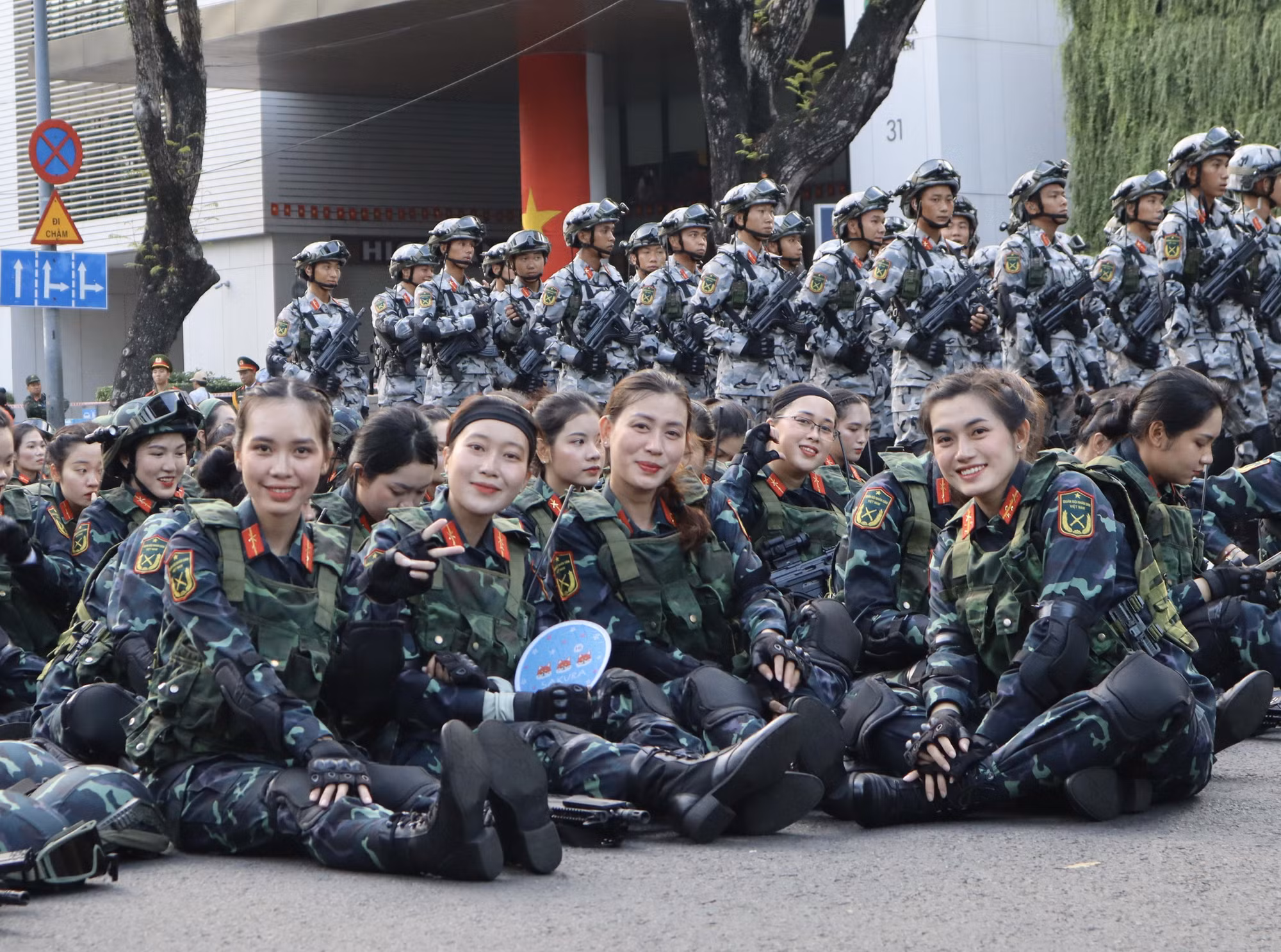 potal-khong-khi-tong-duyet-cap-nha-nuoc-le-ky-niem-dieu-binh-dieu-hanh-ky-niem-50-nam-giai-phong-mien-nam-thong-nhat-dat-nuoc-7998197-1.jpg