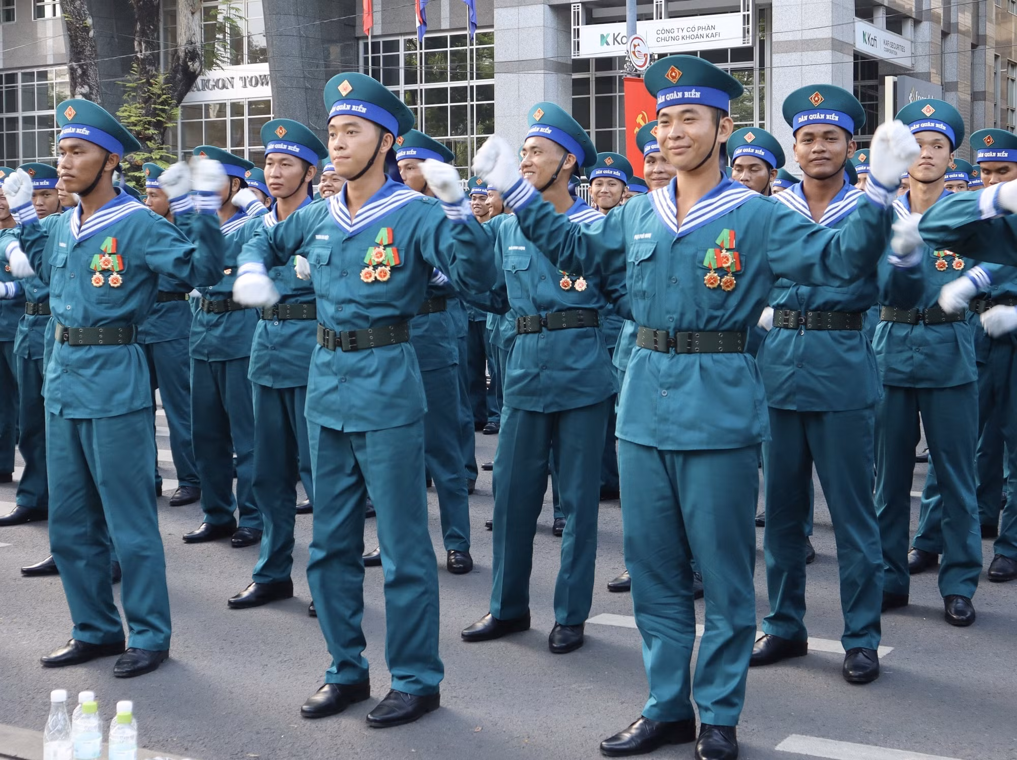 potal-khong-khi-tong-duyet-cap-nha-nuoc-le-ky-niem-dieu-binh-dieu-hanh-ky-niem-50-nam-giai-phong-mien-nam-thong-nhat-dat-nuoc-7998199.jpg