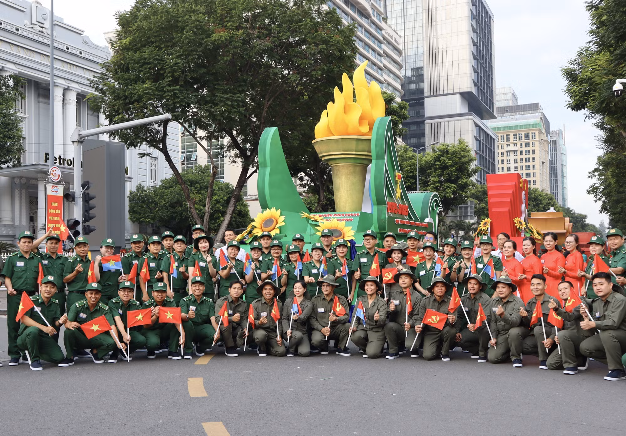 potal-khong-khi-tong-duyet-cap-nha-nuoc-le-ky-niem-dieu-binh-dieu-hanh-ky-niem-50-nam-giai-phong-mien-nam-thong-nhat-dat-nuoc-7998201.jpg