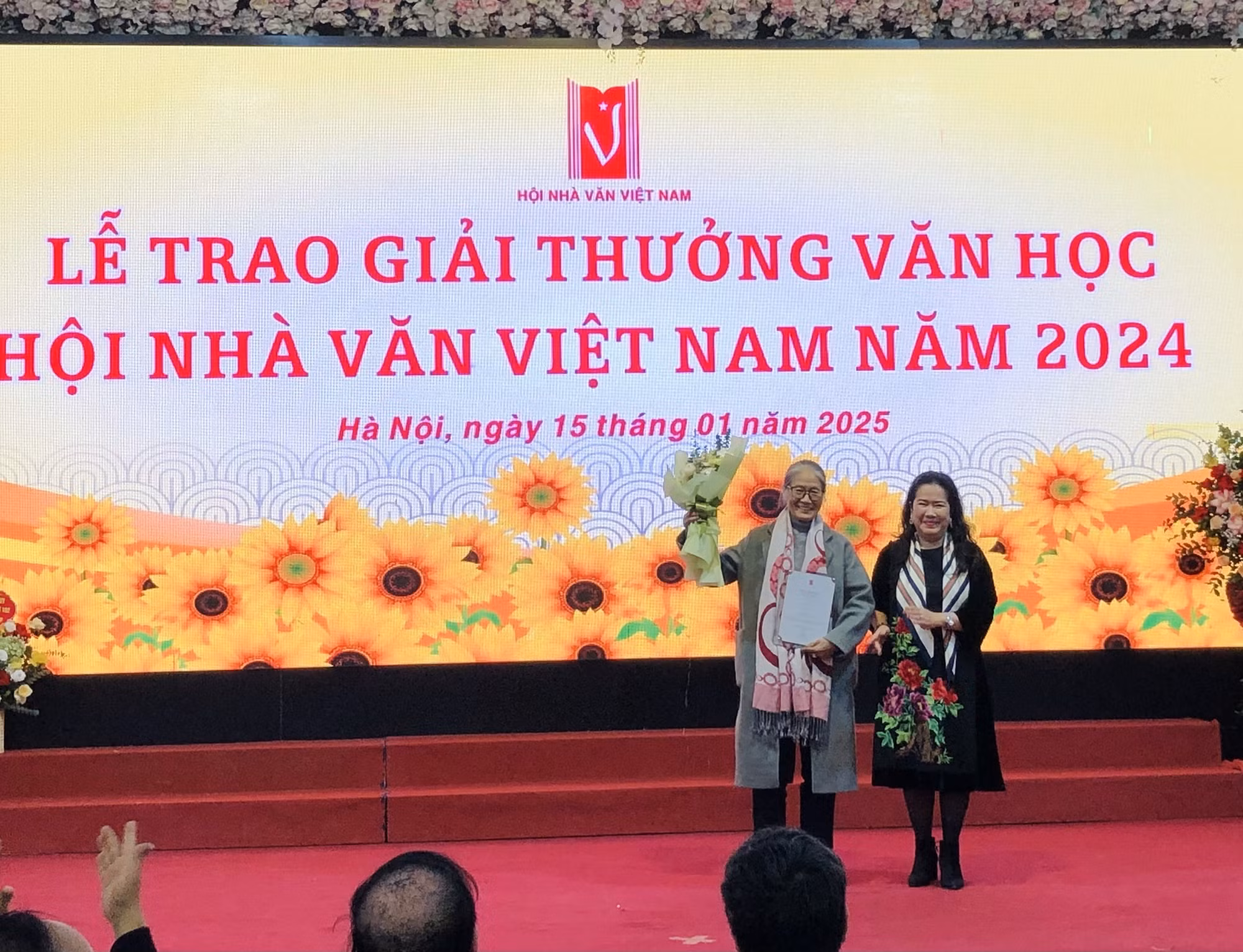 potal-trao-giai-thuong-van-hoc-hoi-nha-van-viet-nam-nam-2024-7808654.jpg