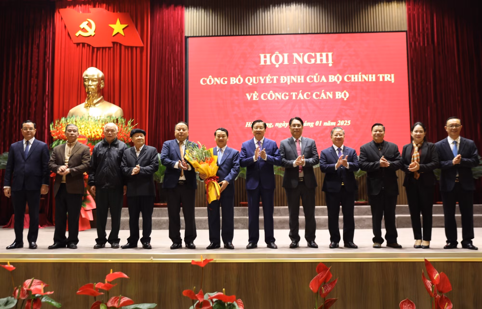 potal-ong-hau-a-lenh-giu-chuc-bi-thu-tinh-uy-ha-giang-7821400.jpg