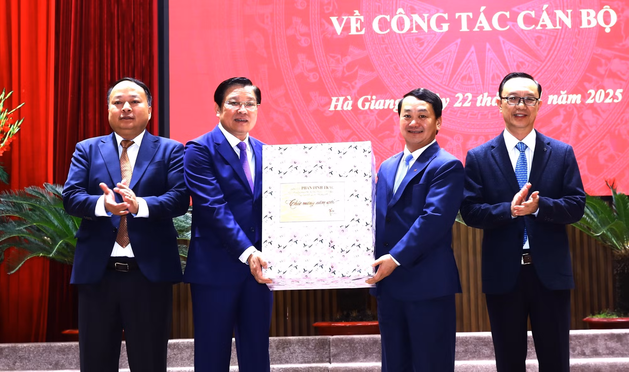 potal-ong-hau-a-lenh-giu-chuc-bi-thu-tinh-uy-ha-giang-7821398.jpg