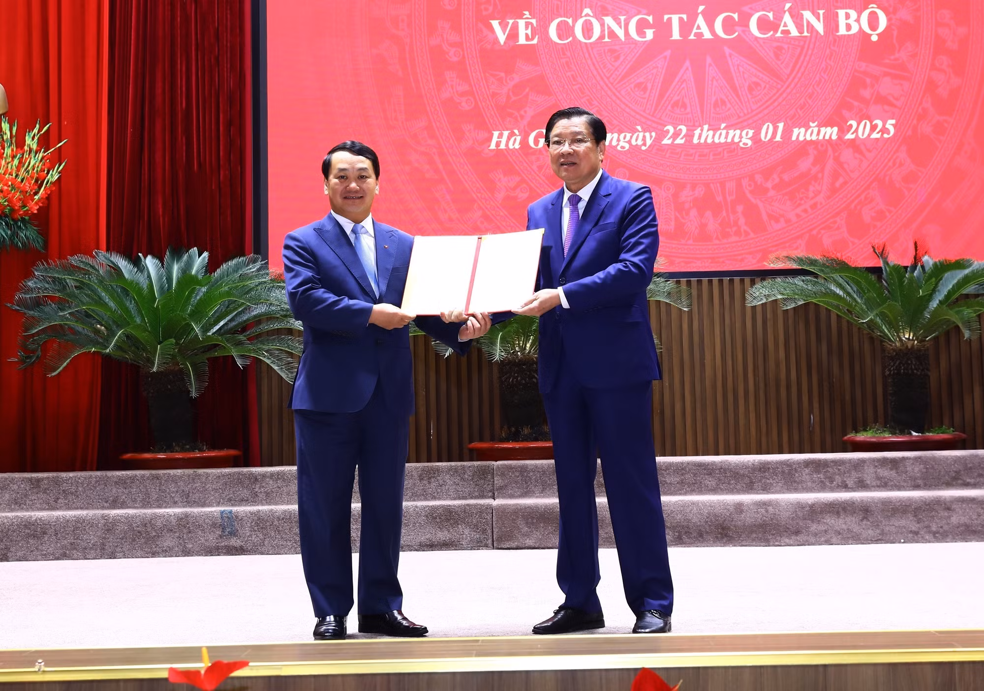 potal-ong-hau-a-lenh-giu-chuc-bi-thu-tinh-uy-ha-giang-7821391.jpg