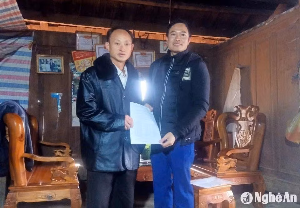 bna-trao-giay-ky-cam-ket-cho-cac-phu-huynh1.jpg