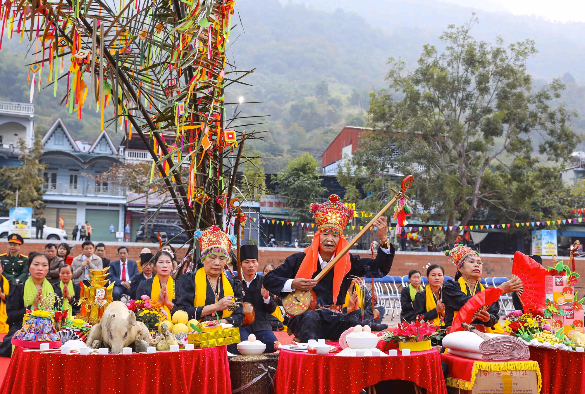 potal-ron-rang-le-hoi-dua-thuyen-duoi-en-dau-nam-moi-o-thi-xa-muong-lay-dien-bien-7789967.jpg