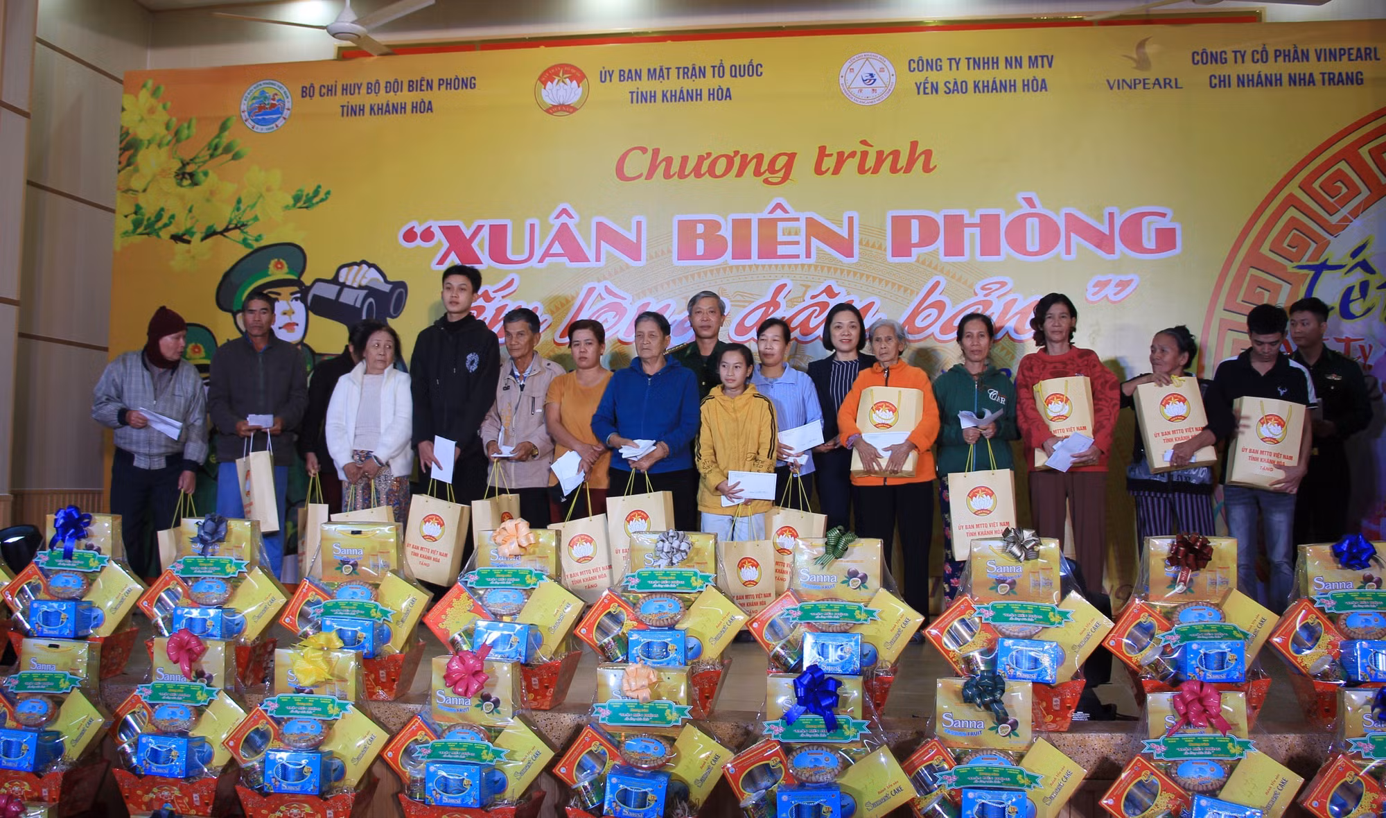 potal-khanh-hoa-tang-qua-cho-nguoi-dan-kho-khan-vung-bien-gioi-bien-7789515.jpg