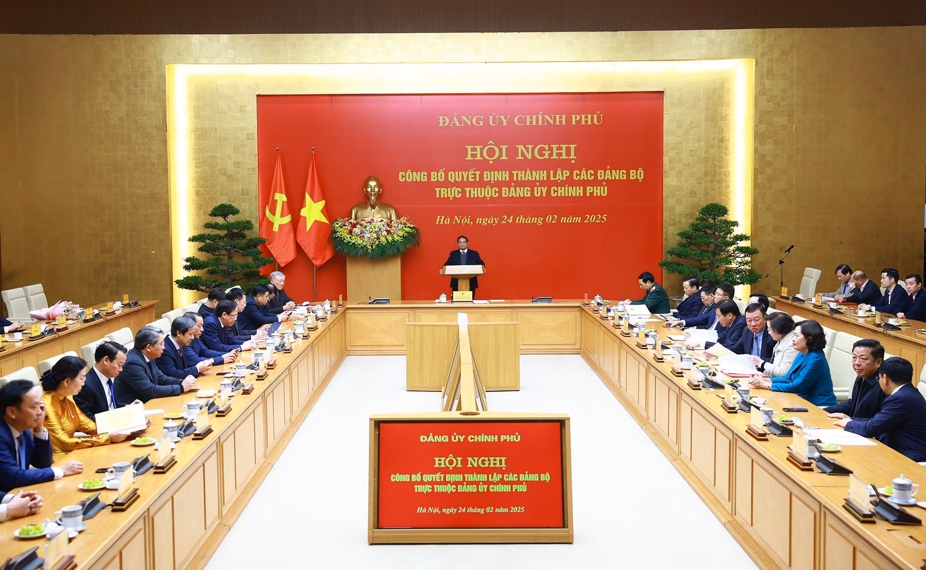 potal-thu-tuong-chu-tri-hoi-nghi-cong-bo-quyet-dinh-thanh-lap-cac-dang-bo-truc-thuoc-dang-uy-chinh-phu-7870838.jpg