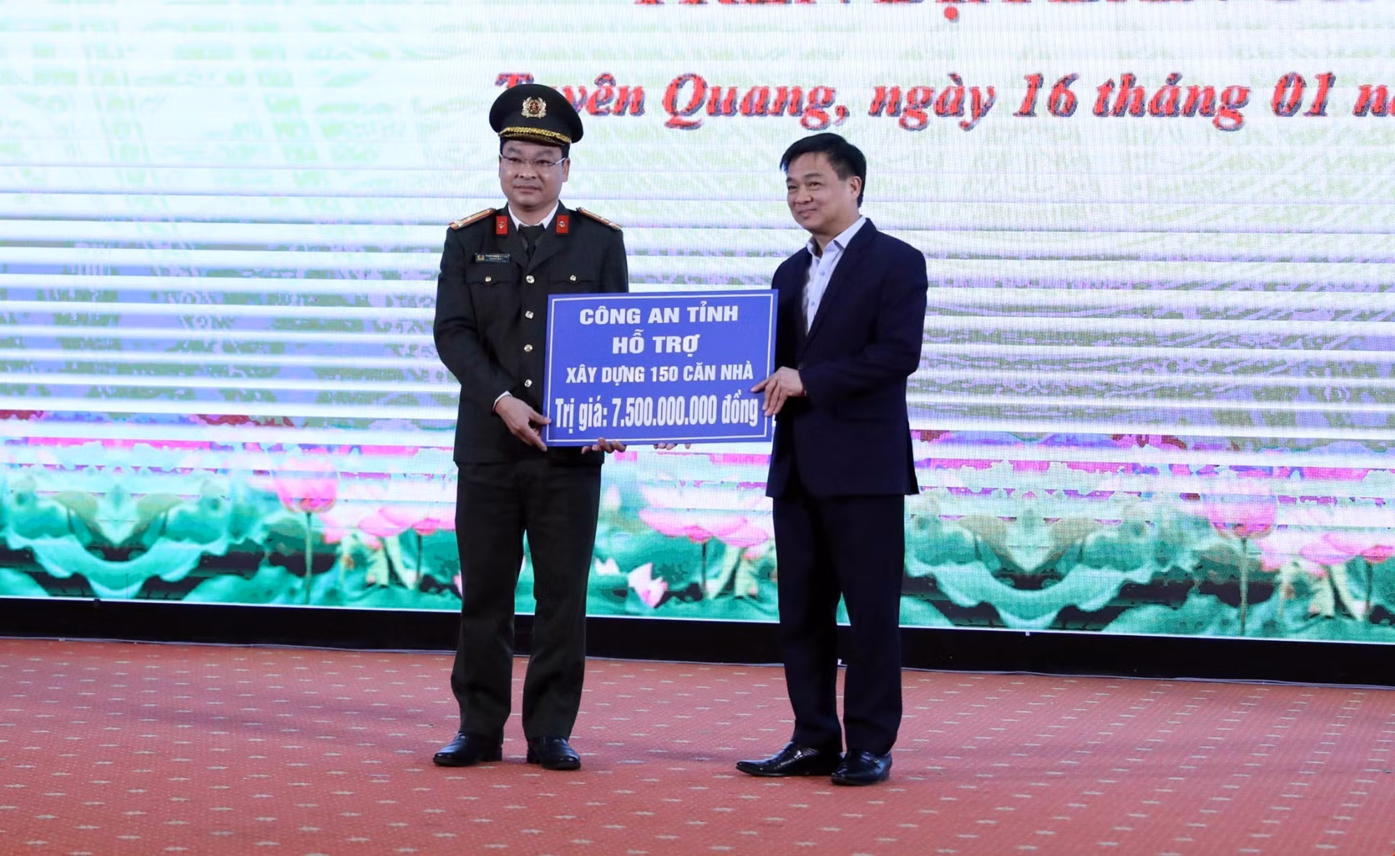 potal-tuyen-quang-phat-dong-ung-ho-chuong-trinh-xoa-nha-tam-nha-dot-nat-7809935.jpg