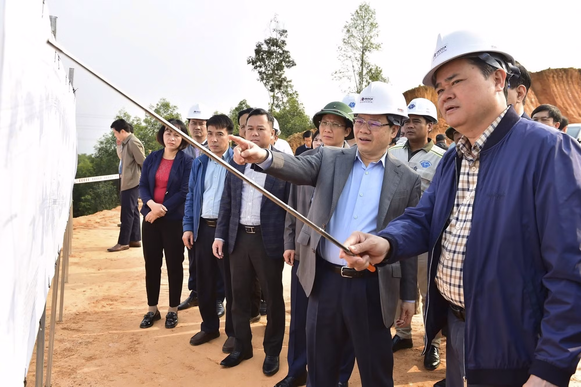 potal-go-kho-giai-phong-mat-bang-du-an-cao-toc-tuyen-quang-ha-giang-7953880-1.jpg
