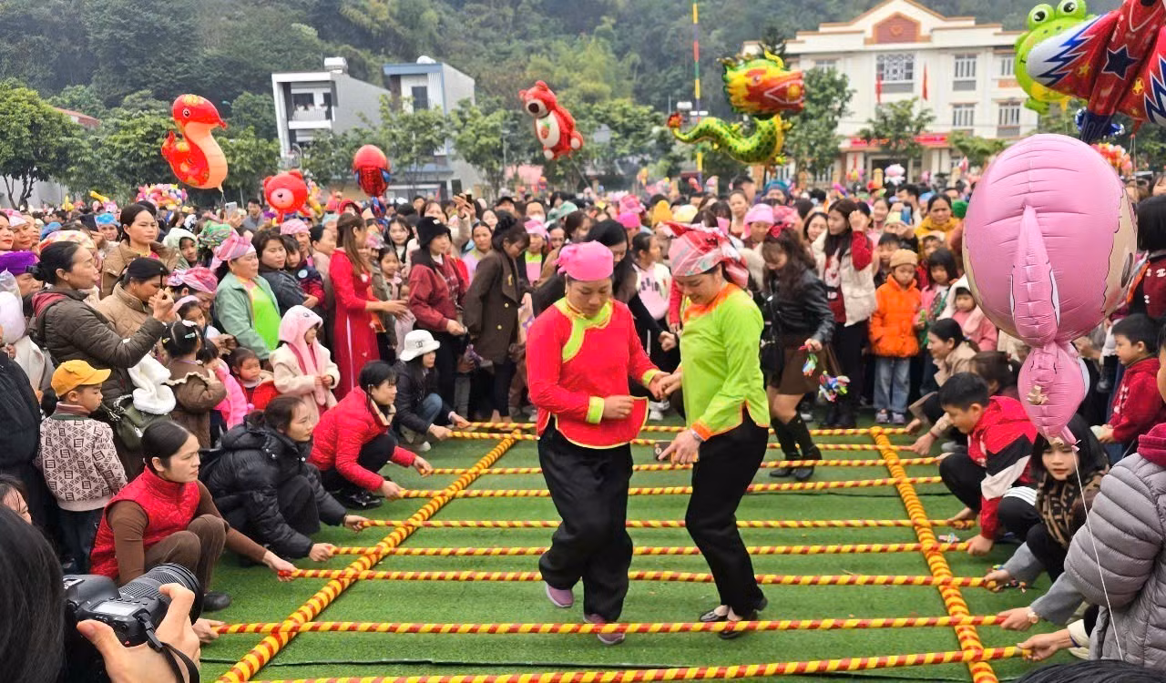 potal-lao-cai-ban-lang-nguoi-giay-tung-bung-mo-hoi-xuong-dong-7839138.jpg