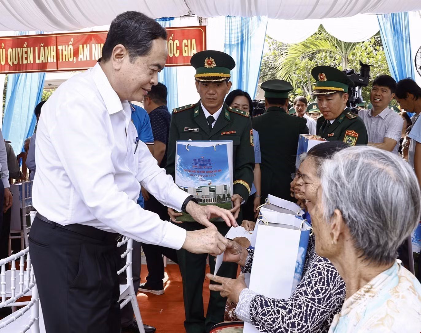 potal-chu-tich-quoc-hoi-tham-tang-qua-tet-ho-chinh-sach-chien-si-bien-phong-my-long-tinh-tra-vinh-7801227.jpg