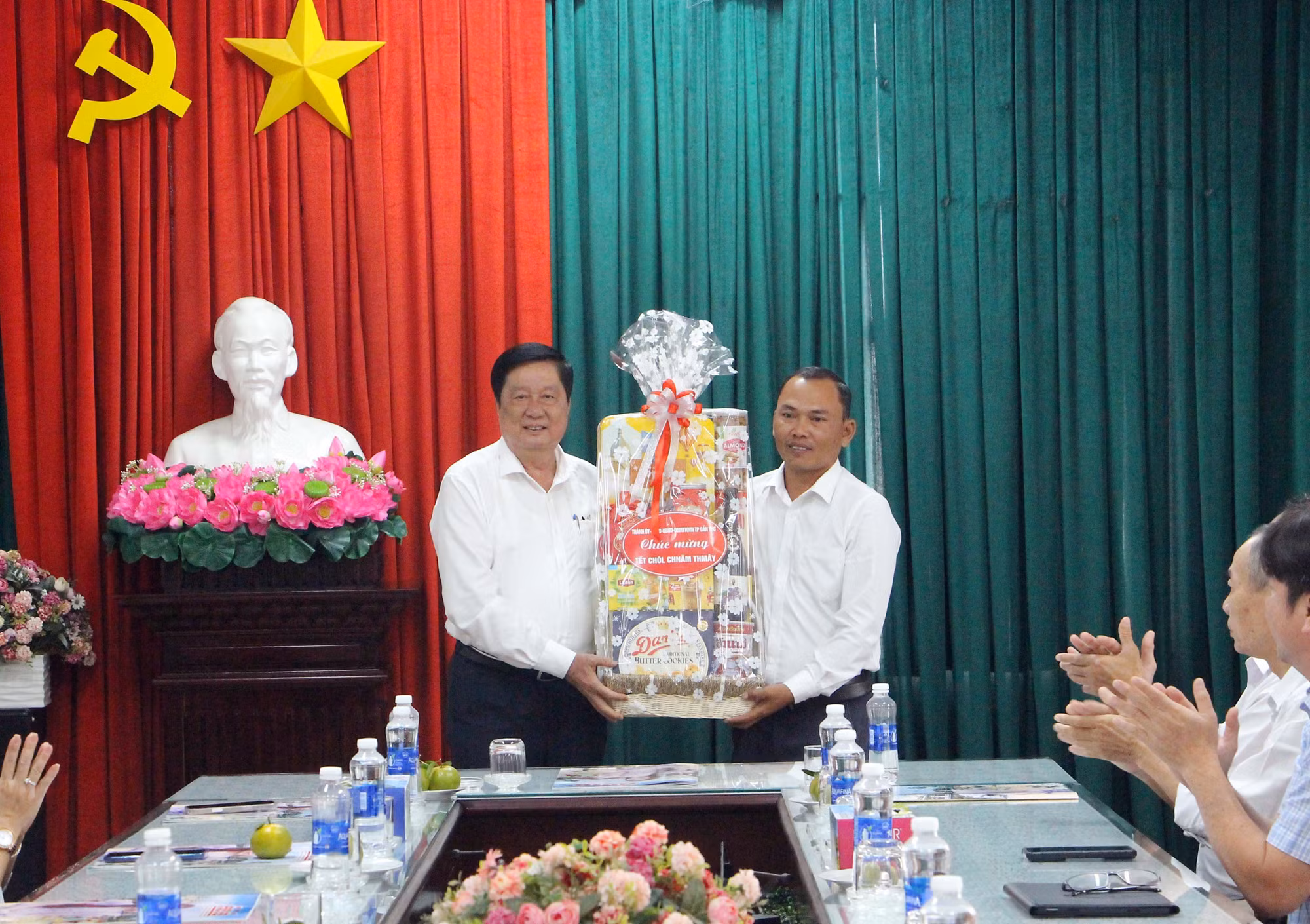 potal-lanh-dao-can-tho-chuc-mung-chol-chnam-thmay-luc-luong-phong-vien-khmer-ngu-7964820.jpg