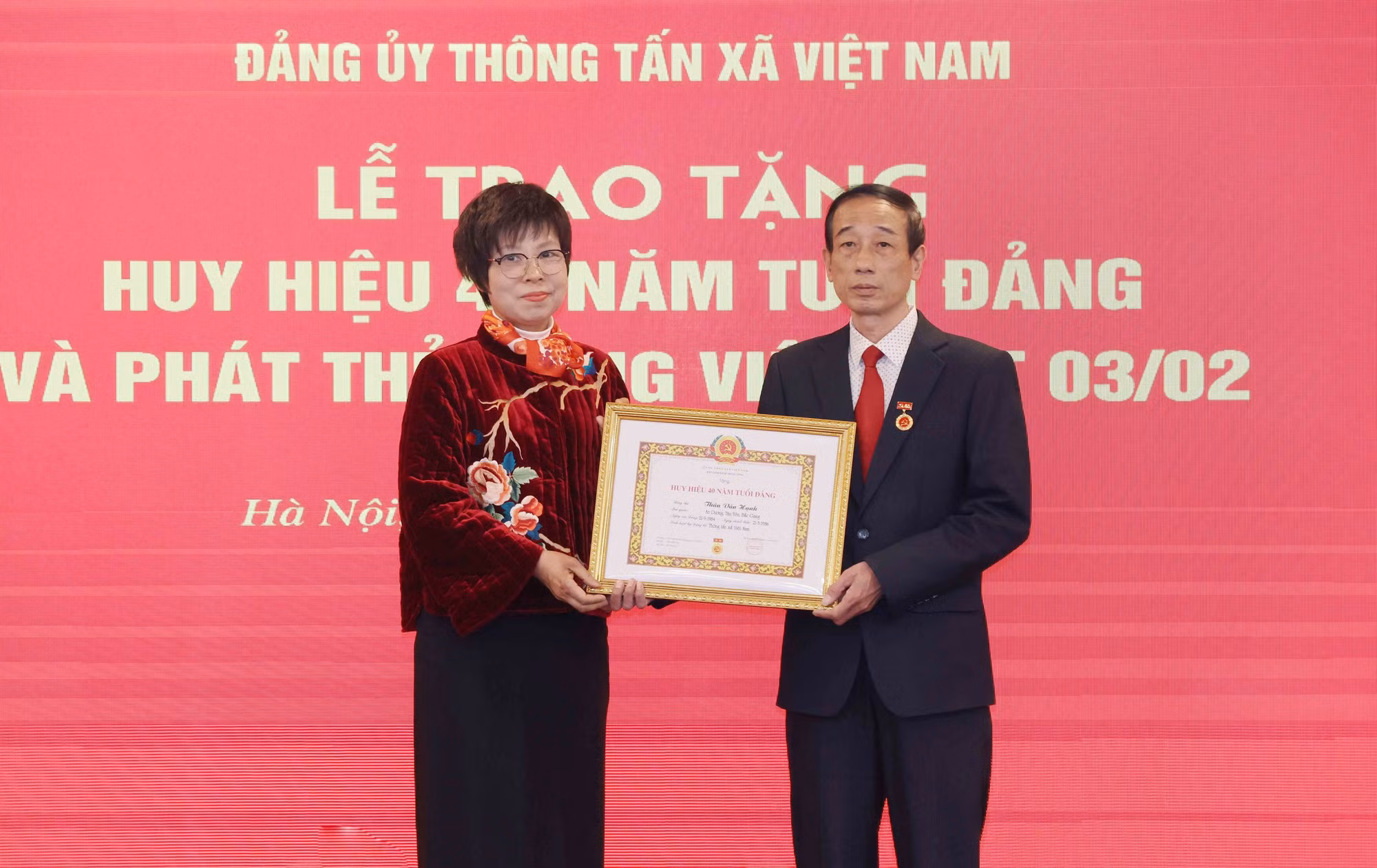 potal-dang-uy-ttxvn-to-chuc-trao-tang-huy-hieu-dang-va-phat-the-dang-vien-dot-32-7836721.jpg