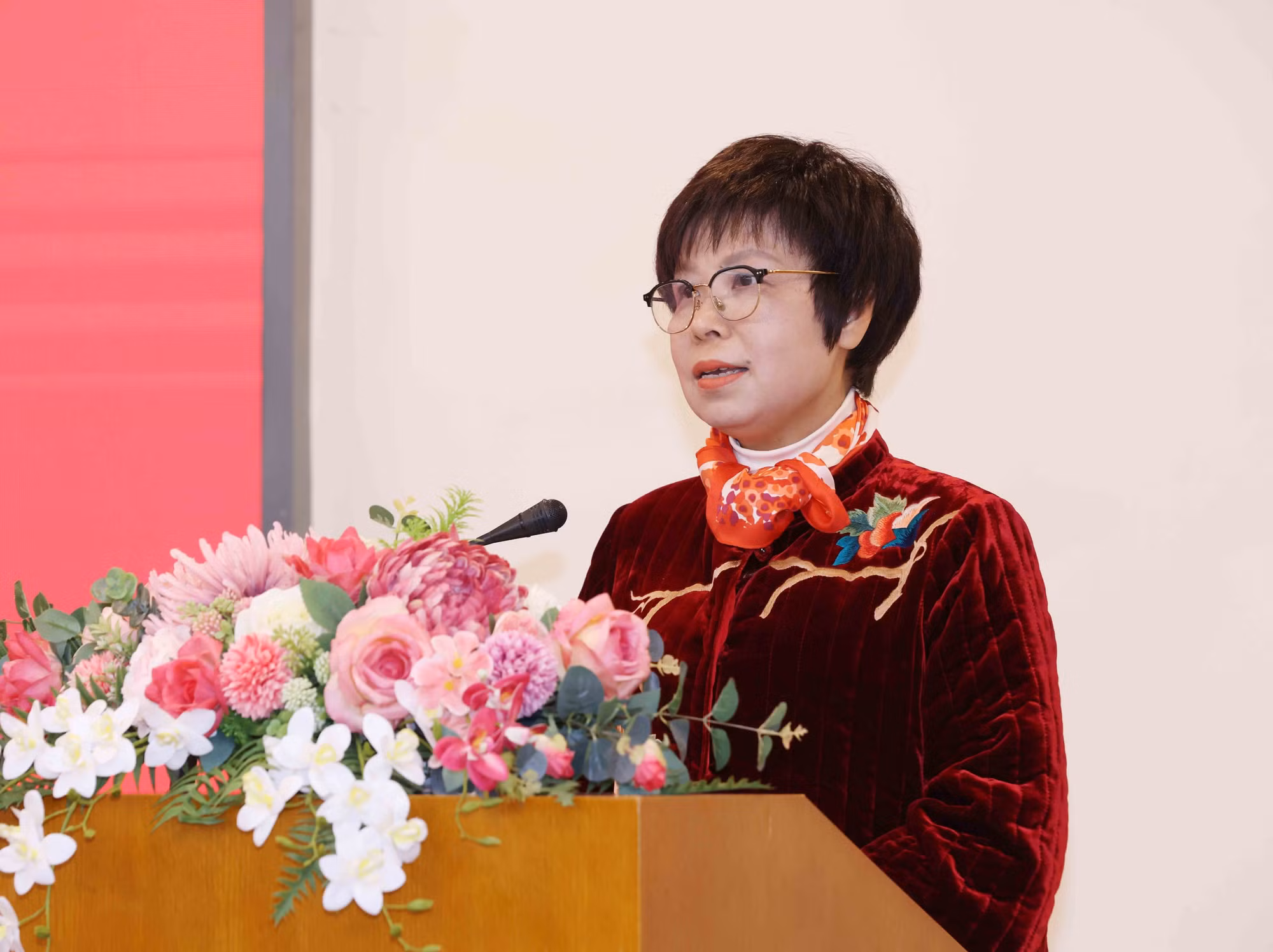 potal-dang-uy-ttxvn-to-chuc-trao-tang-huy-hieu-dang-va-phat-the-dang-vien-dot-32-7836720-1.jpg