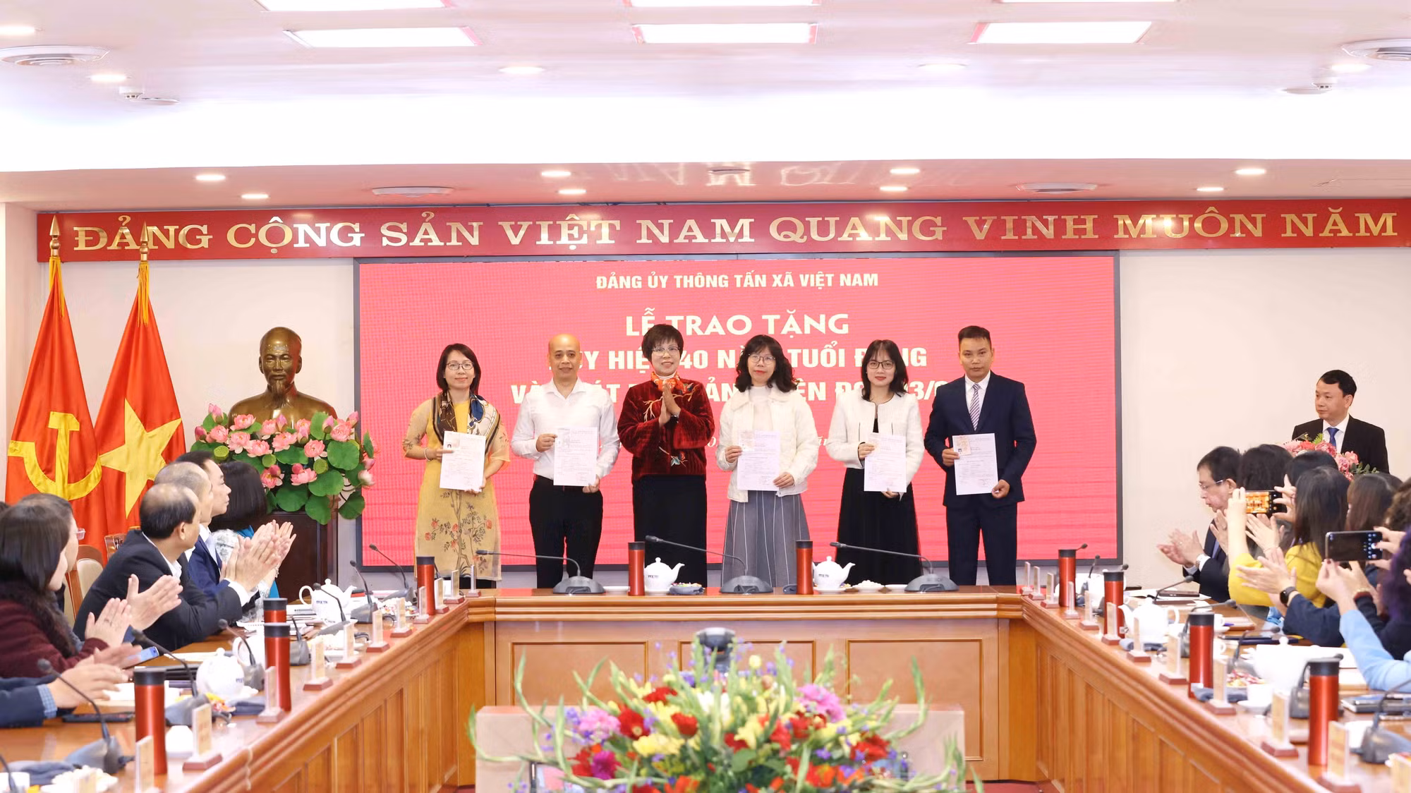 potal-dang-uy-ttxvn-to-chuc-trao-tang-huy-hieu-dang-va-phat-the-dang-vien-dot-32-7836714.jpg