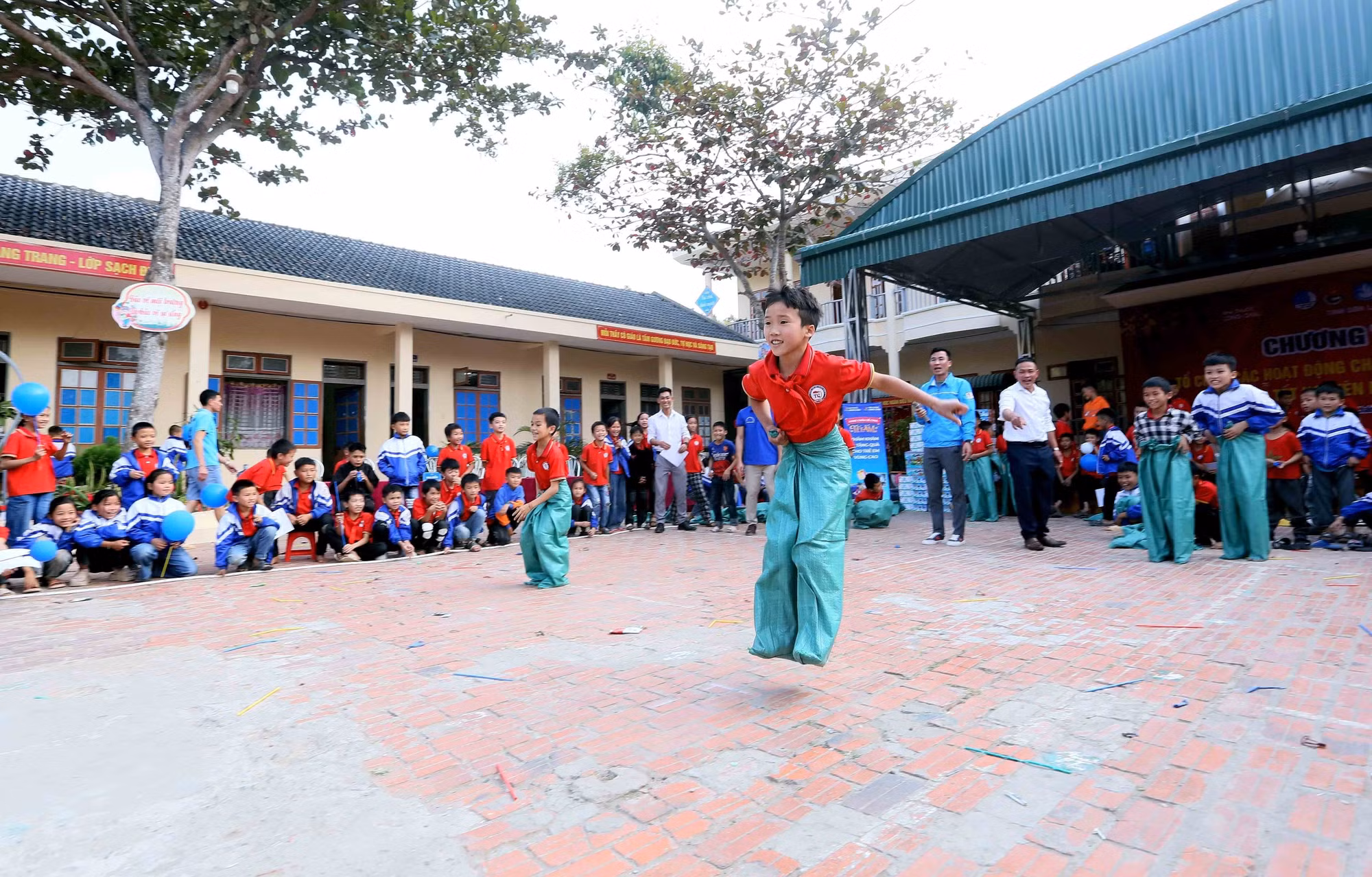 potal-cham-lo-ho-tro-thieu-nhi-son-la-nhan-dip-tet-nguyen-dan-at-ty-nam-2025-7798731.jpg