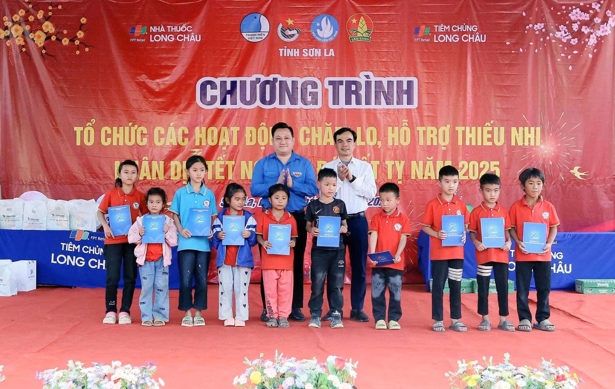 potal-cham-lo-ho-tro-thieu-nhi-son-la-nhan-dip-tet-nguyen-dan-at-ty-nam-2025-7798724.jpg