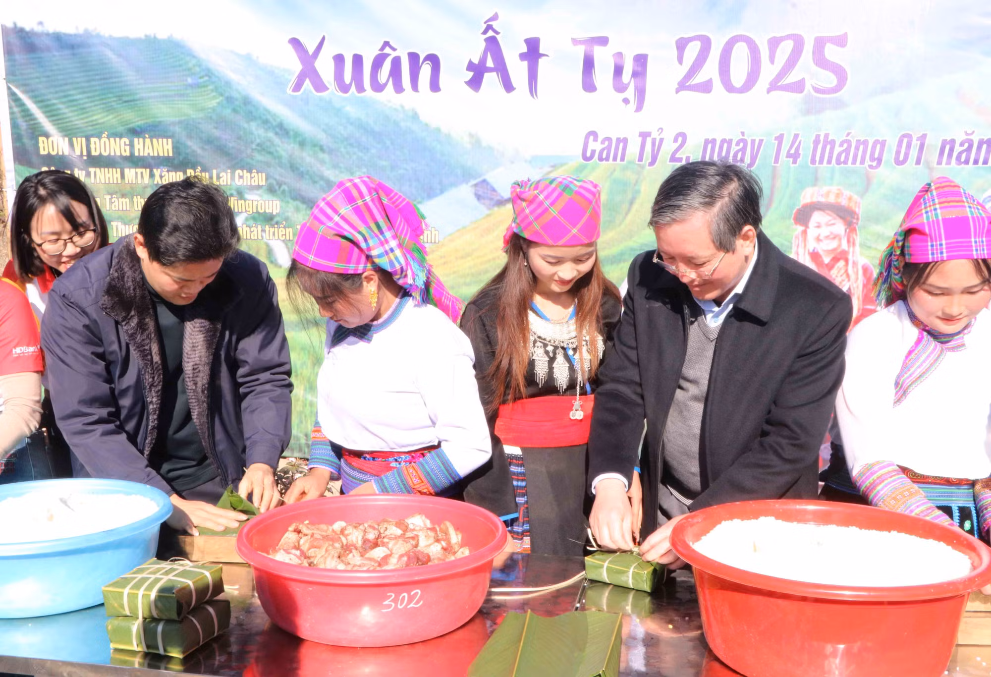 potal-tang-qua-tet-cho-nong-dan-kho-khan-tai-lai-chau-7807200.jpg