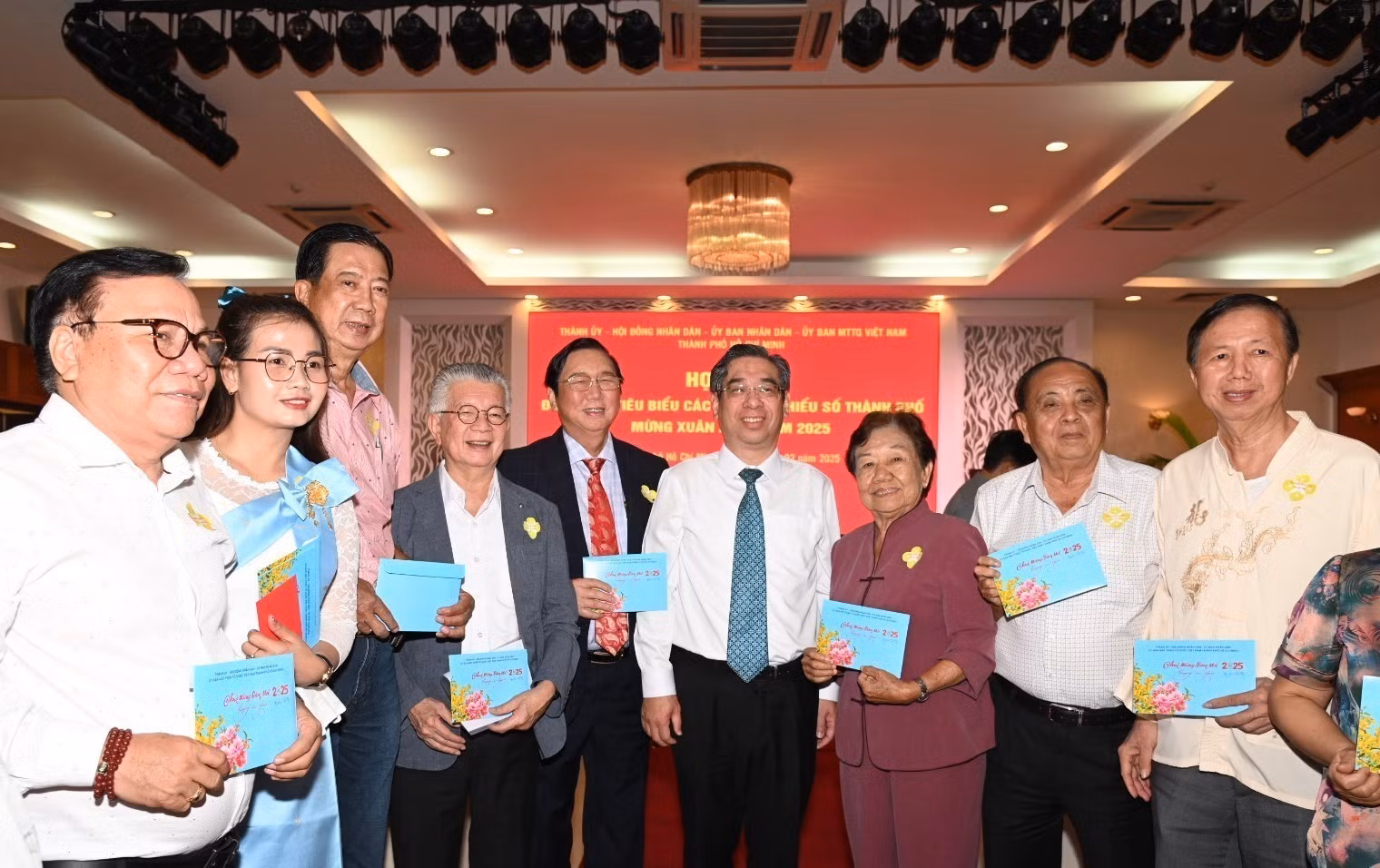 potal-thanh-pho-ho-chi-minh-gap-mat-dong-bao-dan-toc-thieu-so-tieu-bieu-7856551.jpg
