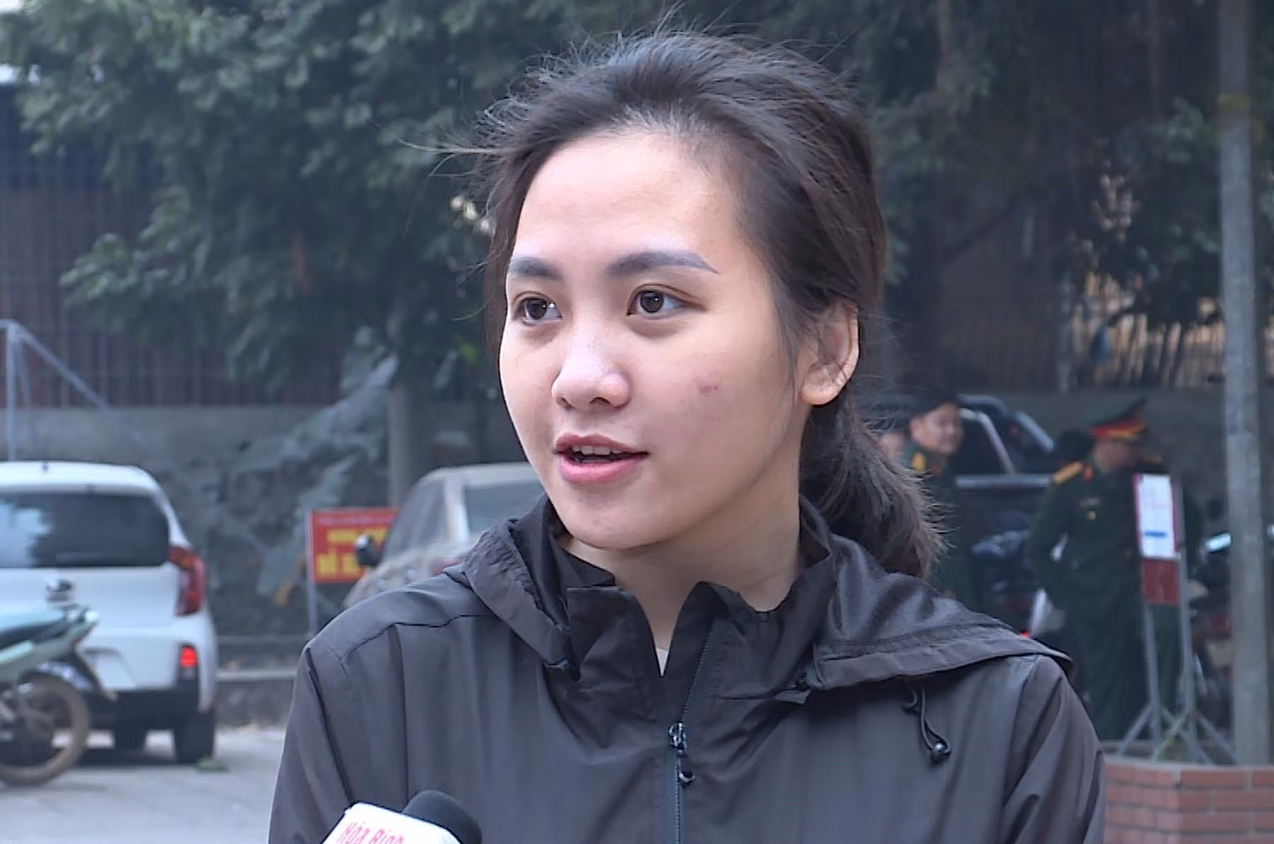 potal-nu-cu-nhan-vung-cao-mong-muon-duoc-khoac-len-minh-mau-ao-linh-7846970.jpg