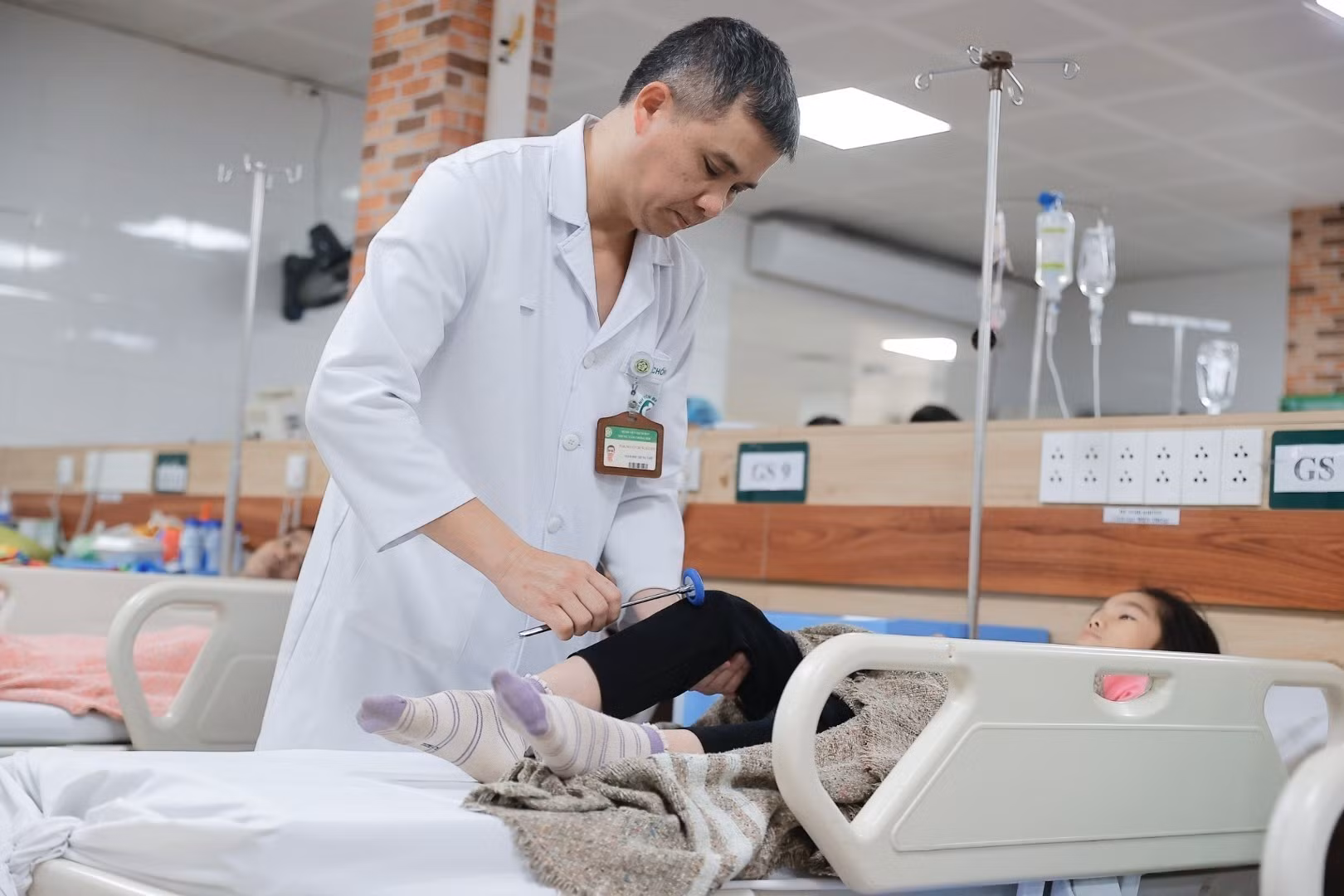 potal-benh-vien-bach-mai-tap-trung-theo-doi-dieu-tri-cho-benh-nhi-nghi-ngo-doc-thuoc-diet-chuot-7825233.jpg
