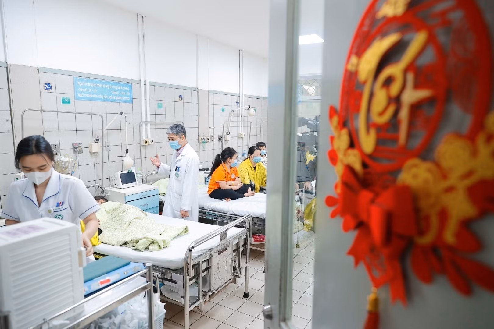 potal-benh-vien-bach-mai-tap-trung-theo-doi-dieu-tri-cho-benh-nhi-nghi-ngo-doc-thuoc-diet-chuot-7825236.jpg