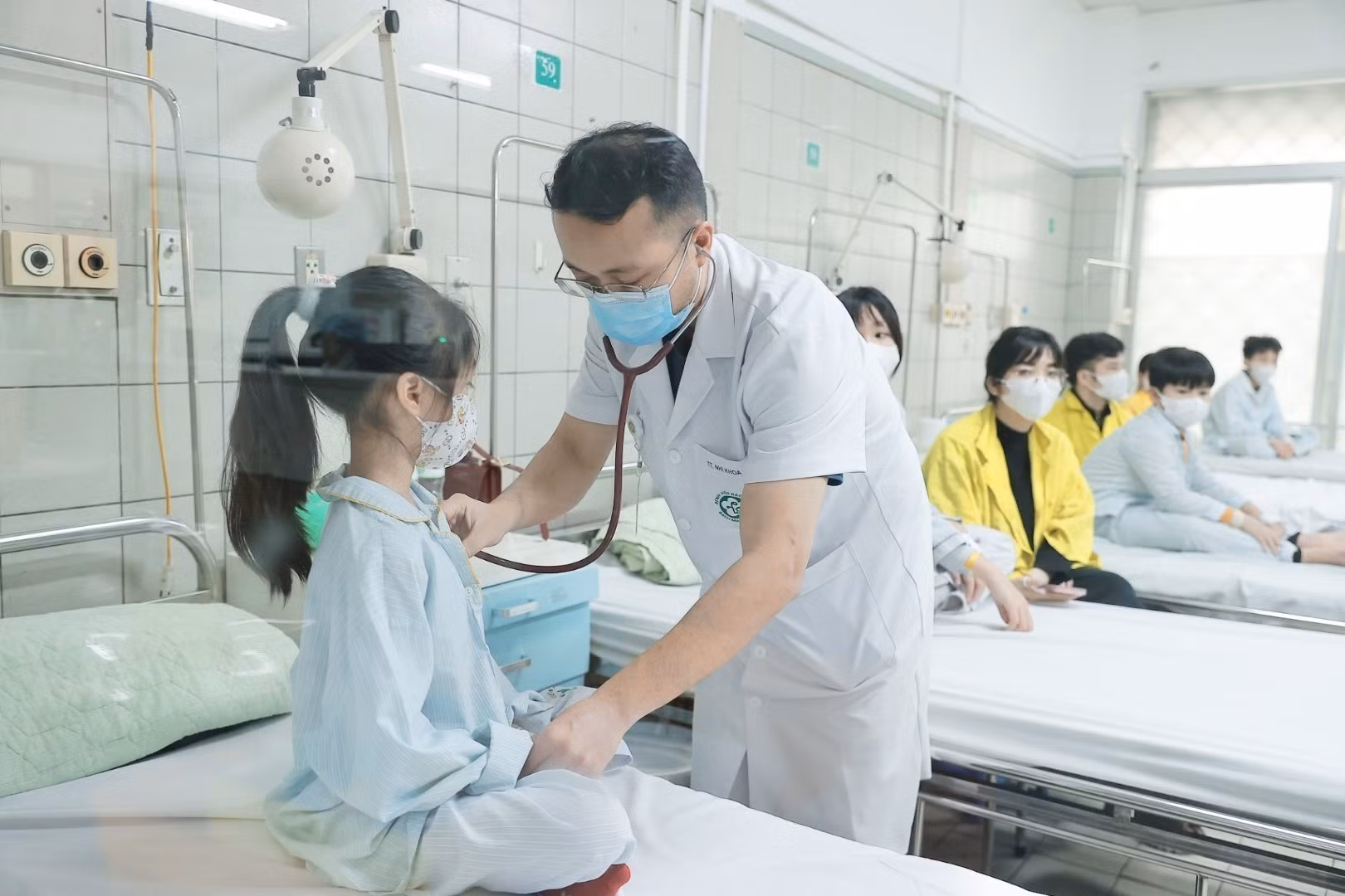 potal-benh-vien-bach-mai-tap-trung-theo-doi-dieu-tri-cho-benh-nhi-nghi-ngo-doc-thuoc-diet-chuot-7825229.jpg