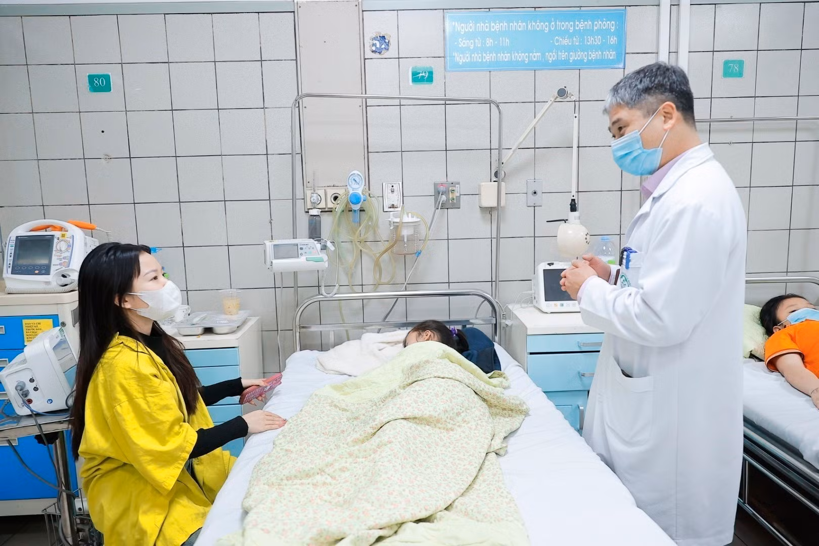 potal-benh-vien-bach-mai-tap-trung-theo-doi-dieu-tri-cho-benh-nhi-nghi-ngo-doc-thuoc-diet-chuot-7825232.jpg