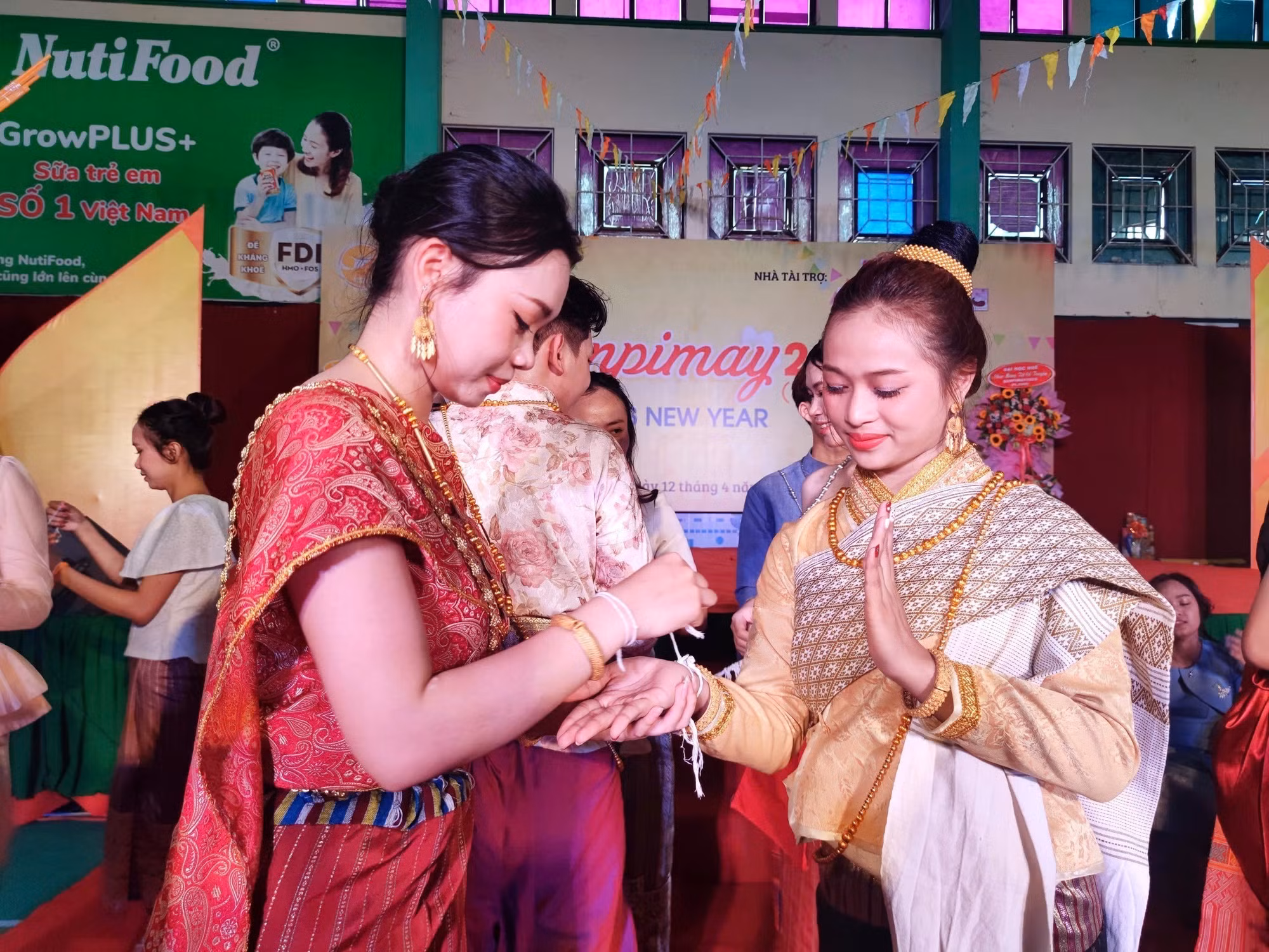 potal-gan-300-luu-hoc-sinh-lao-don-tet-co-truyen-bunpimay-tai-hue-7968304.jpg