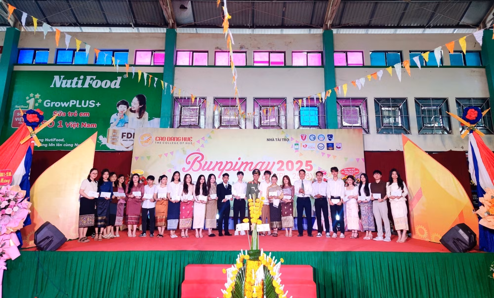 potal-gan-300-luu-hoc-sinh-lao-don-tet-co-truyen-bunpimay-tai-hue-7968301.jpg