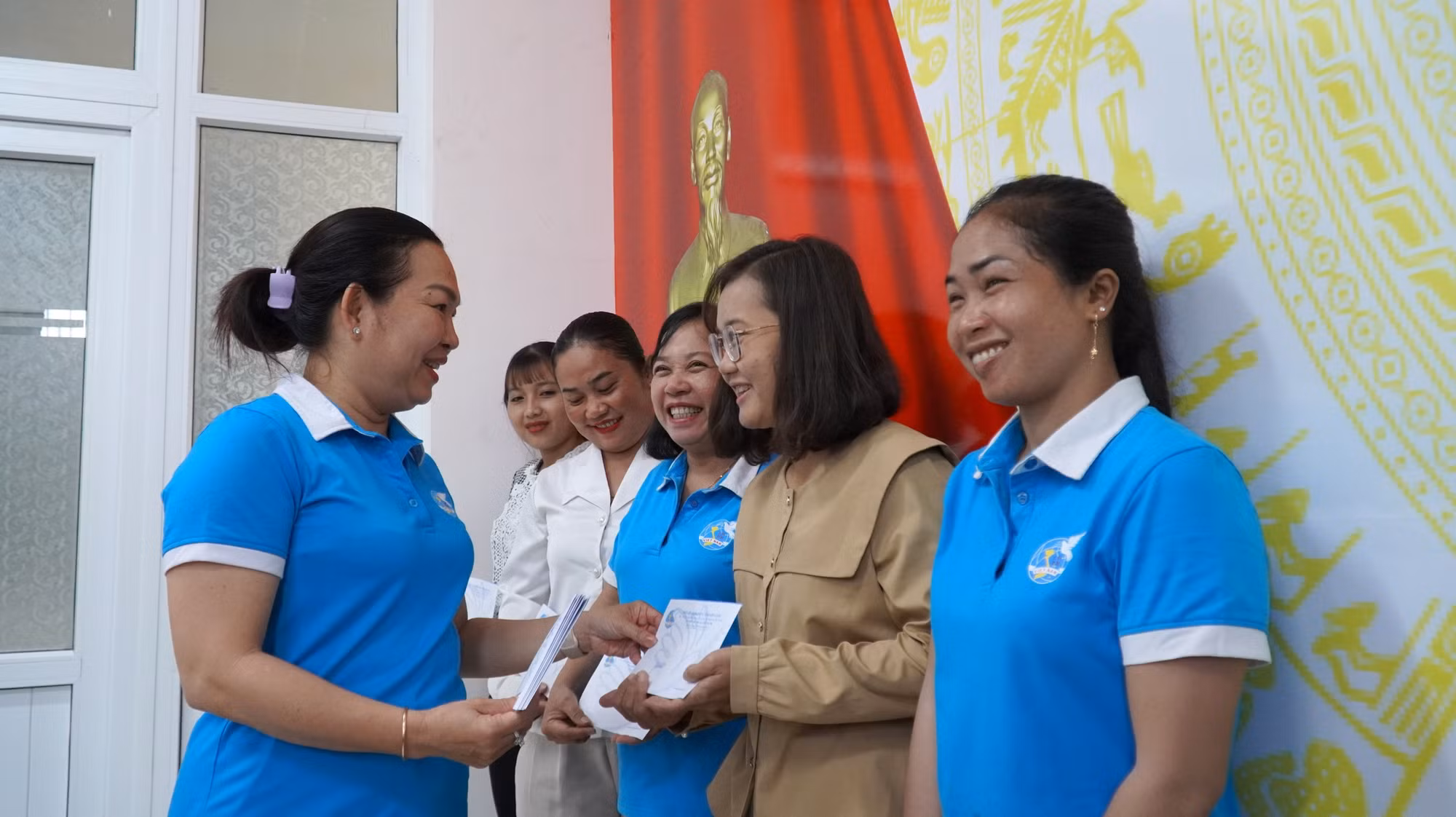 potal-tang-qua-tet-chol-chnam-thmay-cho-can-bo-hoi-phu-nu-va-tre-em-khmer-kho-khan-7965896.jpg