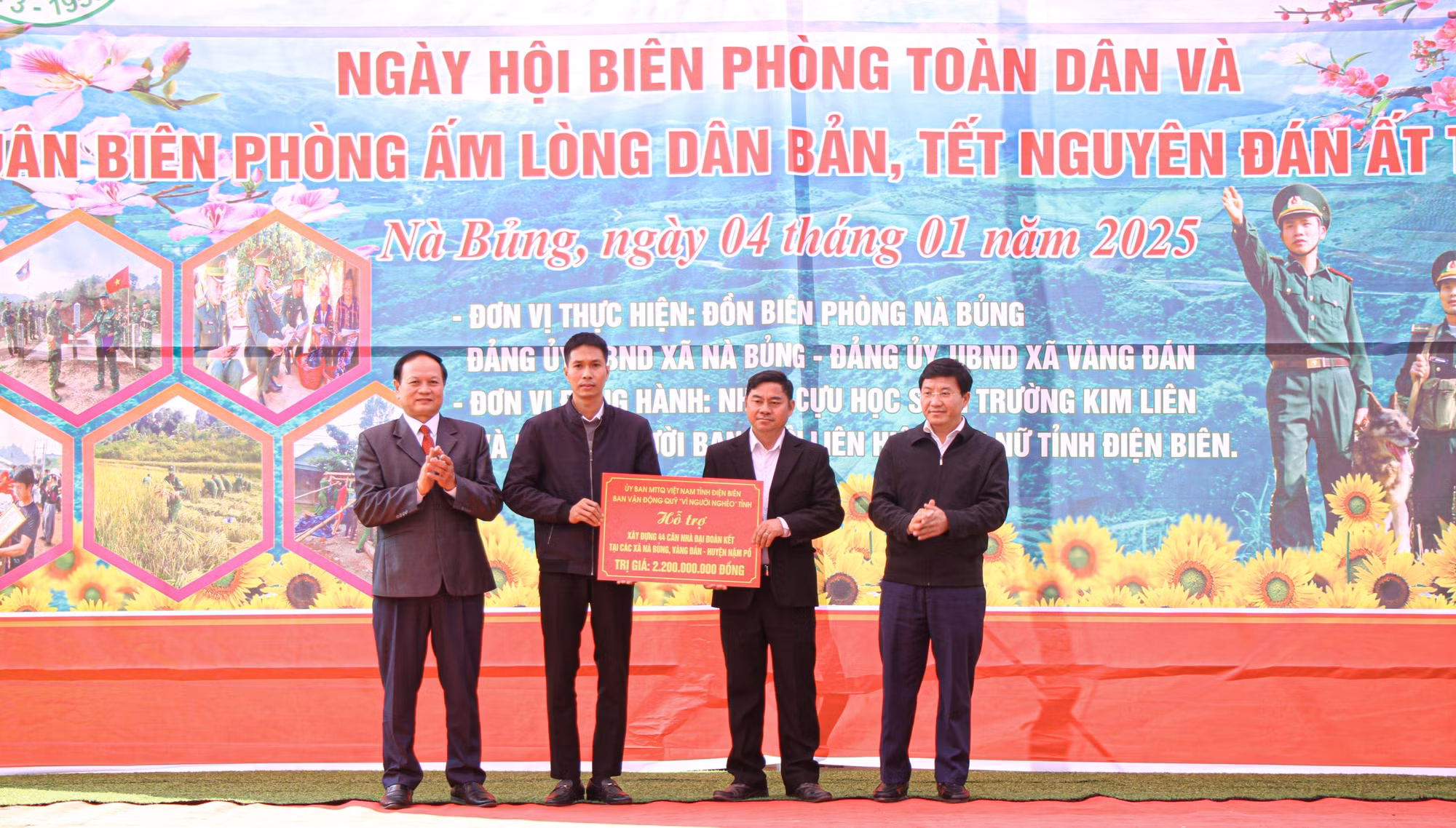 Chủ tịch Ủy ban Mặt trận Tổ quốc Việt Nam tinh Điện Biên Mùa A Vảng trao kinh phí hỗ trợ xây dựng 44 nhà Đại Đoàn kết cho người dân hai xã Vàng Đán và Nà Bủng. Ảnh: Phan Quân - TTXVN