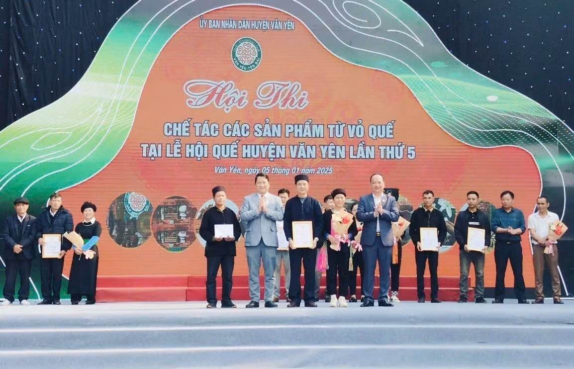 potal-nhieu-hoat-dong-dac-sac-tai-le-hoi-que-van-yen-7791284.jpg