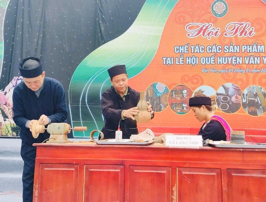 potal-nhieu-hoat-dong-dac-sac-tai-le-hoi-que-van-yen-7791285.jpg