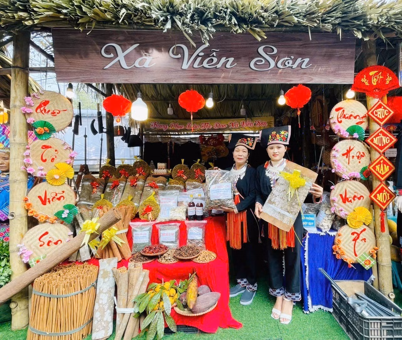 potal-nhieu-hoat-dong-dac-sac-tai-le-hoi-que-van-yen-7791281.jpg
