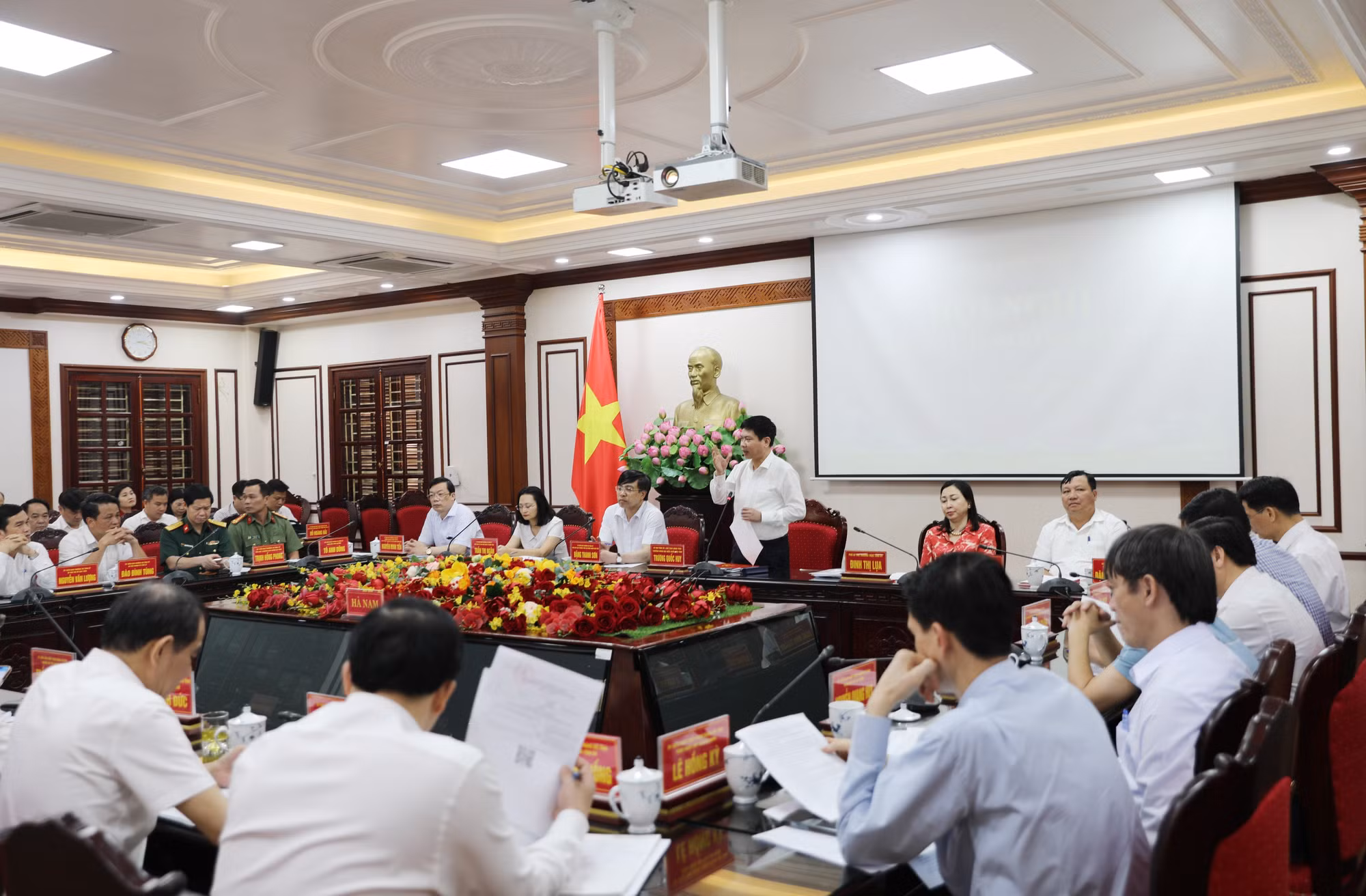 potal-dang-bo-tinh-ha-nam-hop-ve-sap-xep-don-vi-hanh-chinh-cap-xa-7976140.jpg