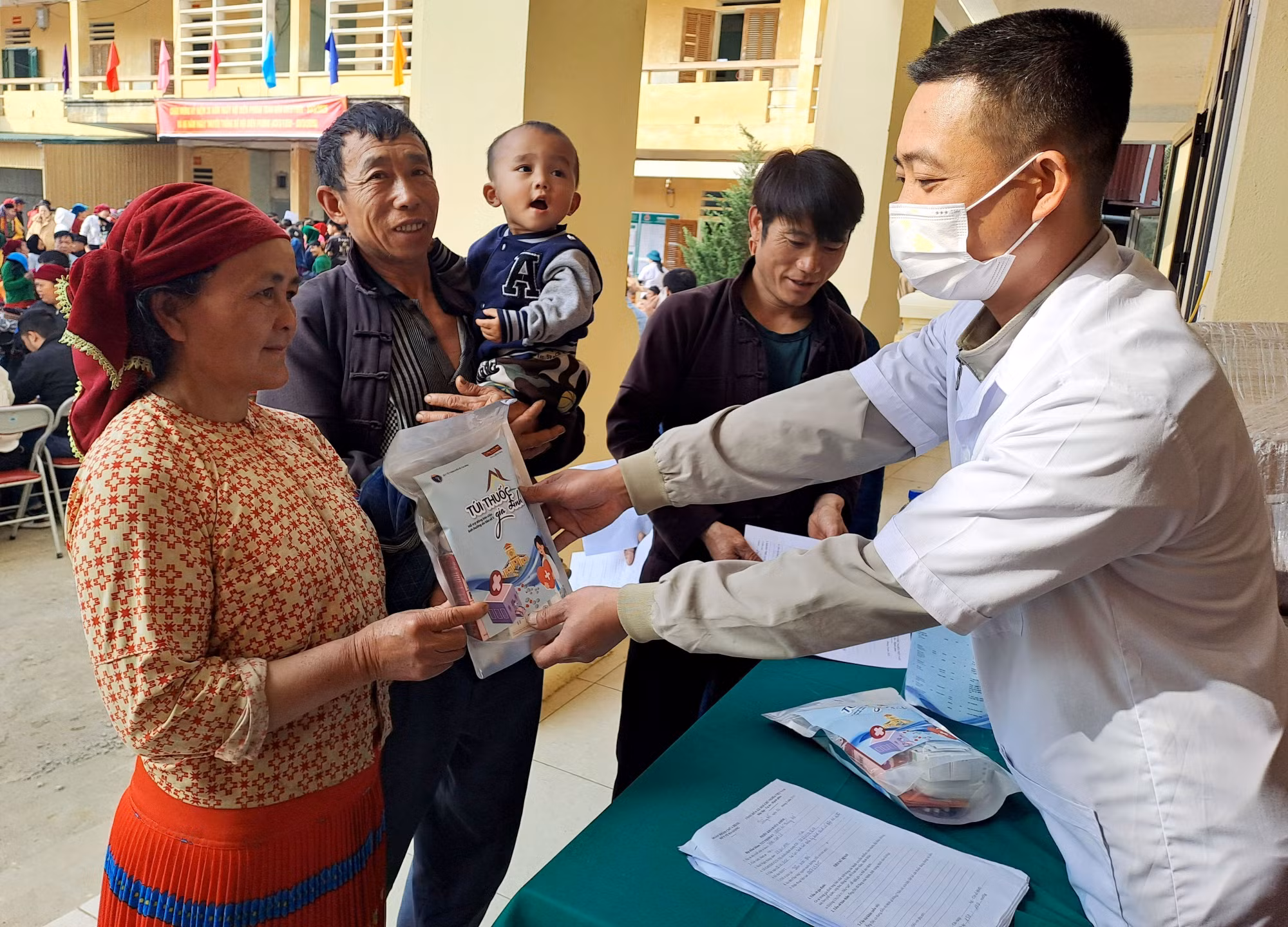 potal-kham-chua-benh-va-cap-phat-thuoc-mien-phi-cho-nguoi-dan-xa-bien-gioi-ha-giang-7886137.jpg
