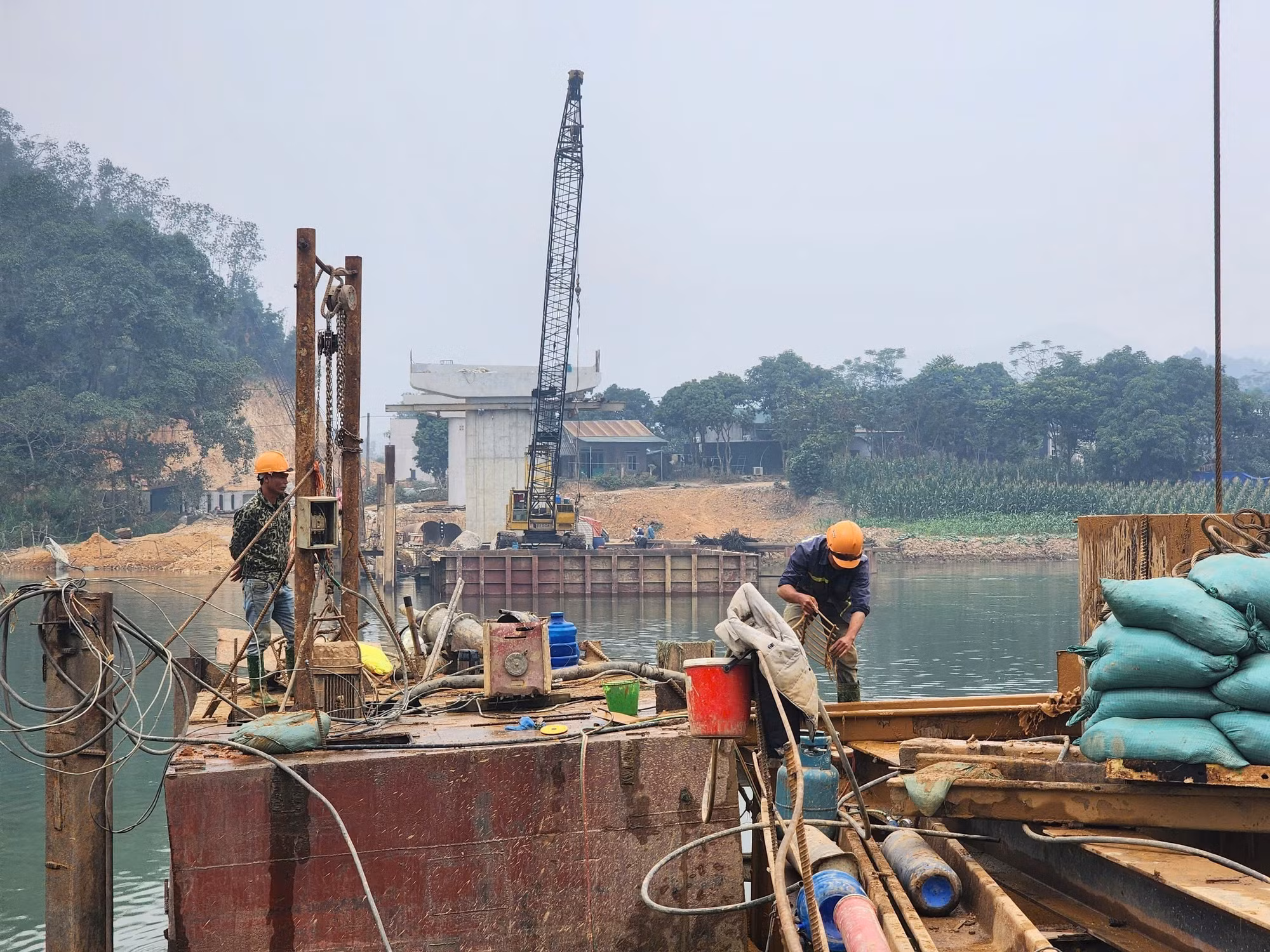 potal-nhieu-cong-trinh-trong-diem-o-tuyen-quang-duy-tri-thi-cong-trong-dip-tet-7827020.jpg