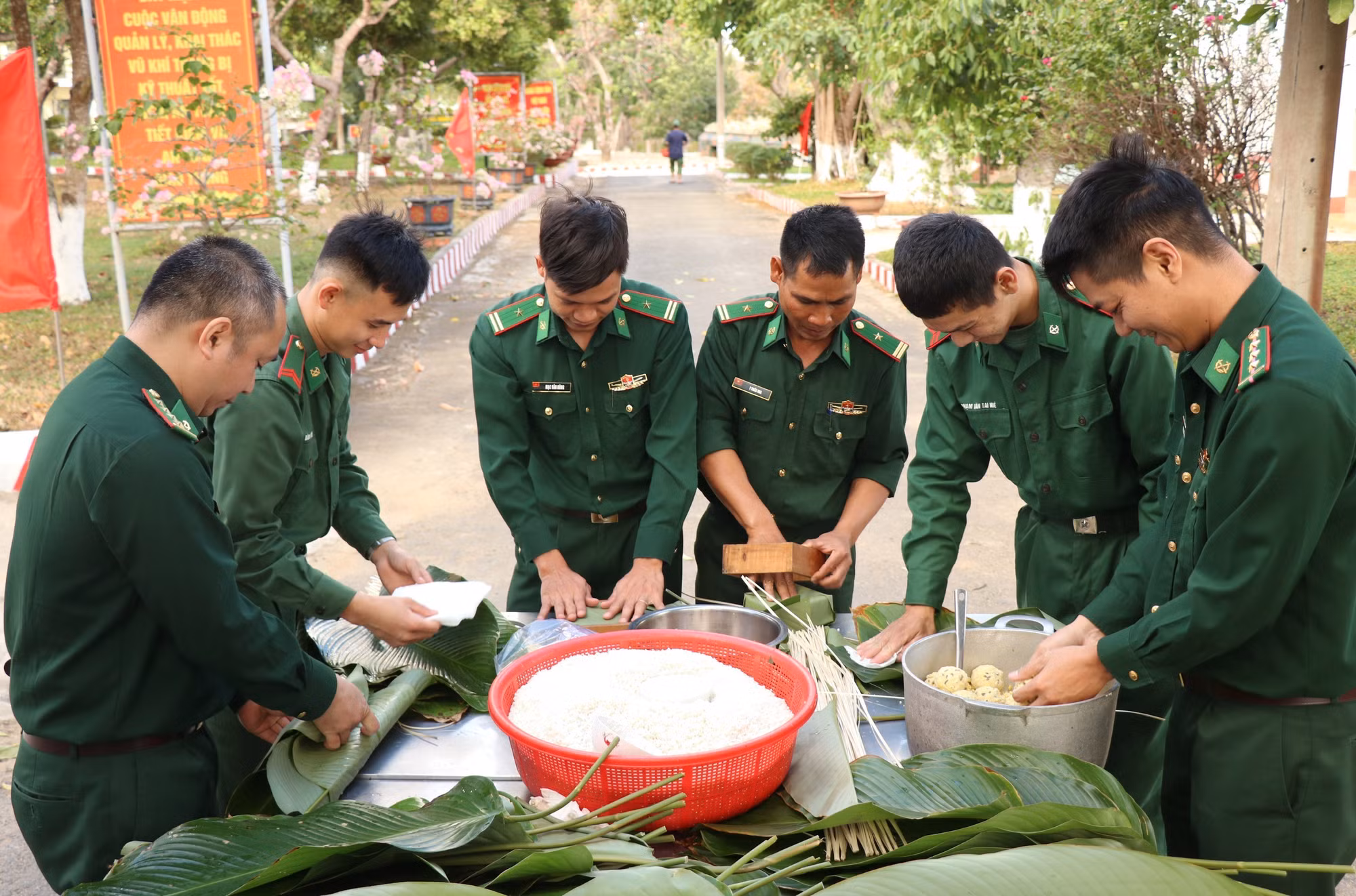 potal-dak-lak-cham-lo-tet-cho-can-bo-chien-si-tren-tuyen-bien-gioi-7831564.jpg