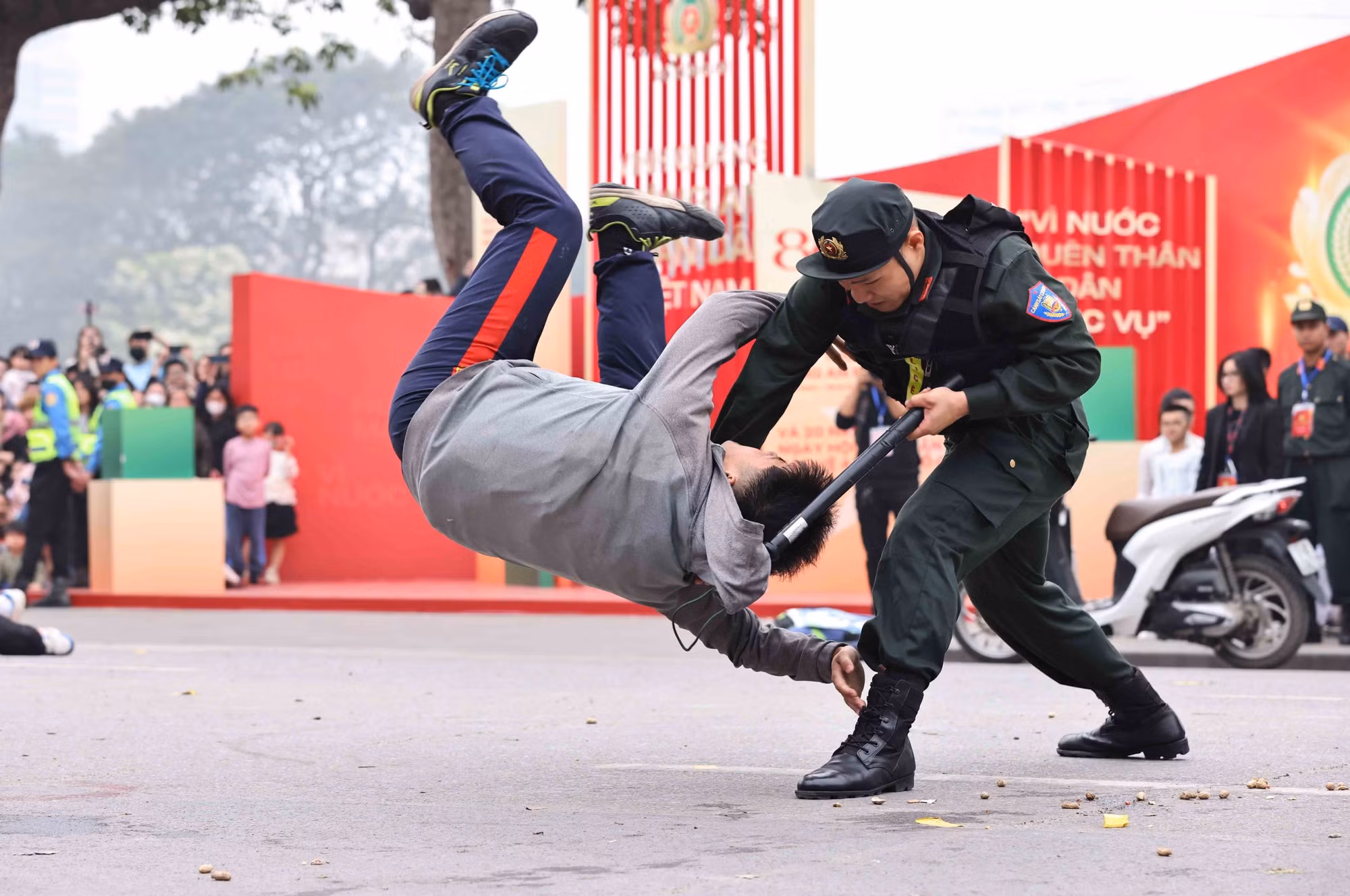 Màn biểu diễn võ thuật với những tình huống giả định mô phỏng kỹ năng trấn áp tội phạm của lực lượng CAND. Ảnh: Minh Đức – TTXVN