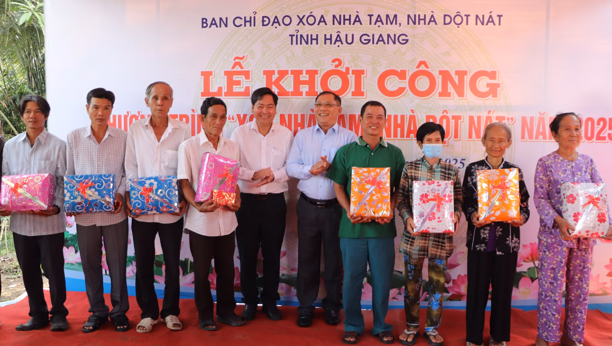 potal-hau-giang-khoi-cong-chuong-trinh-xoa-nha-tam-nha-dot-nat-7842540.jpg