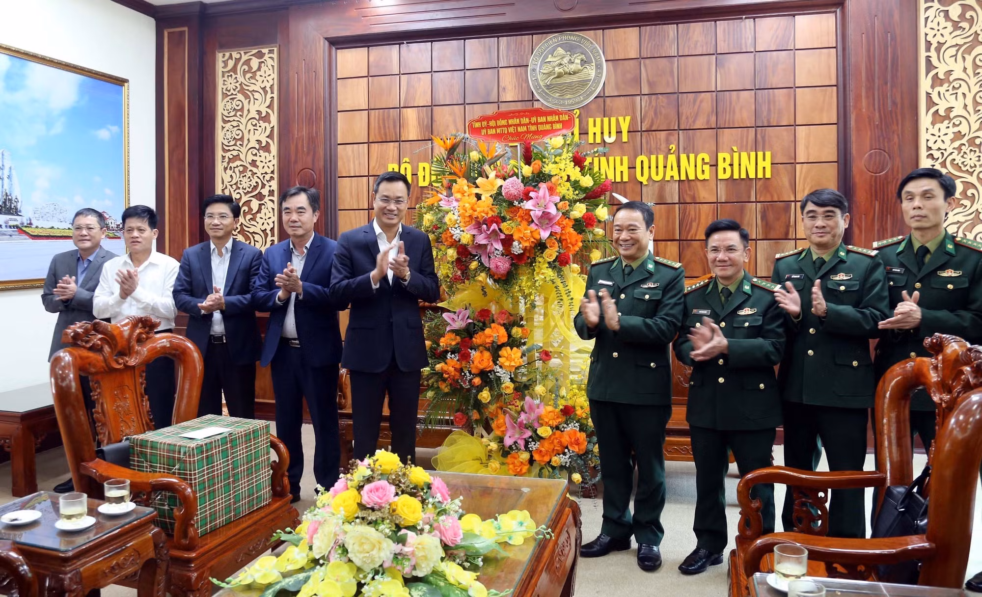 potal-bi-thu-tinh-uy-quang-binh-tham-lam-viec-voi-bo-chi-huy-bo-doi-bien-phong-tinh-7878266.jpg