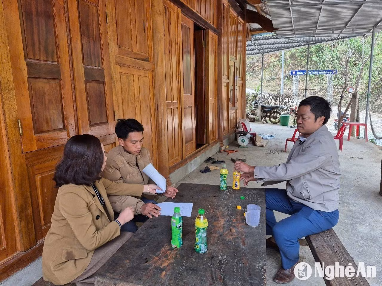 bna-giao-vien-truong-pt-dtbt-thcs-nhon-mai-van-dong-cac-gia-dinh.jpg