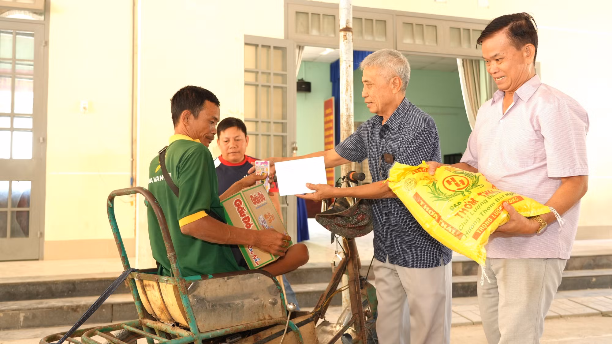 potal-cham-lo-tet-cho-nguoi-ngheo-nguoi-yeu-the-vung-bien-gioi-tay-ninh-7805399.jpg