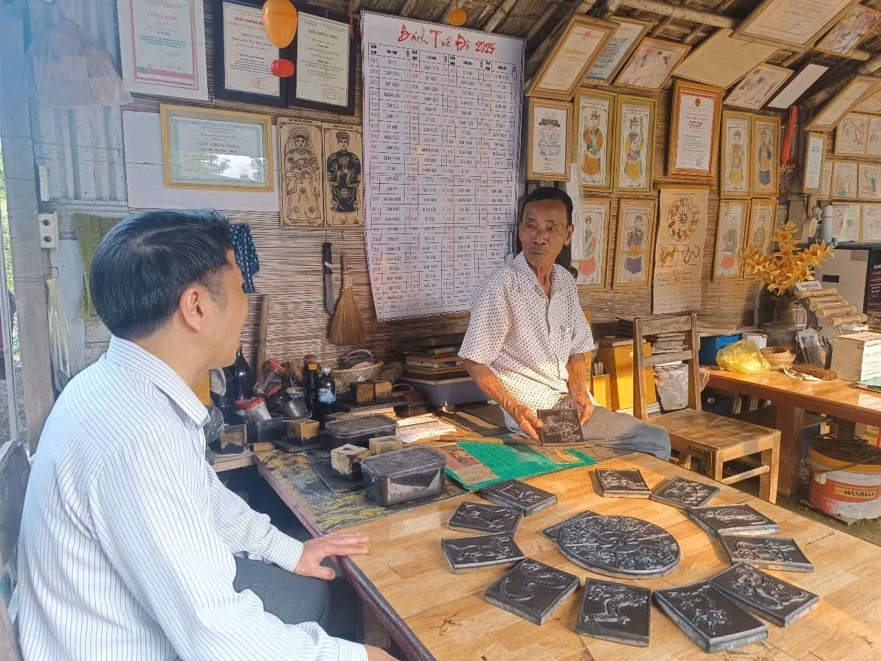 potal-nam-du-lich-quoc-gia-hue-2025-tranh-dan-gian-lang-sinh-7949048.jpg