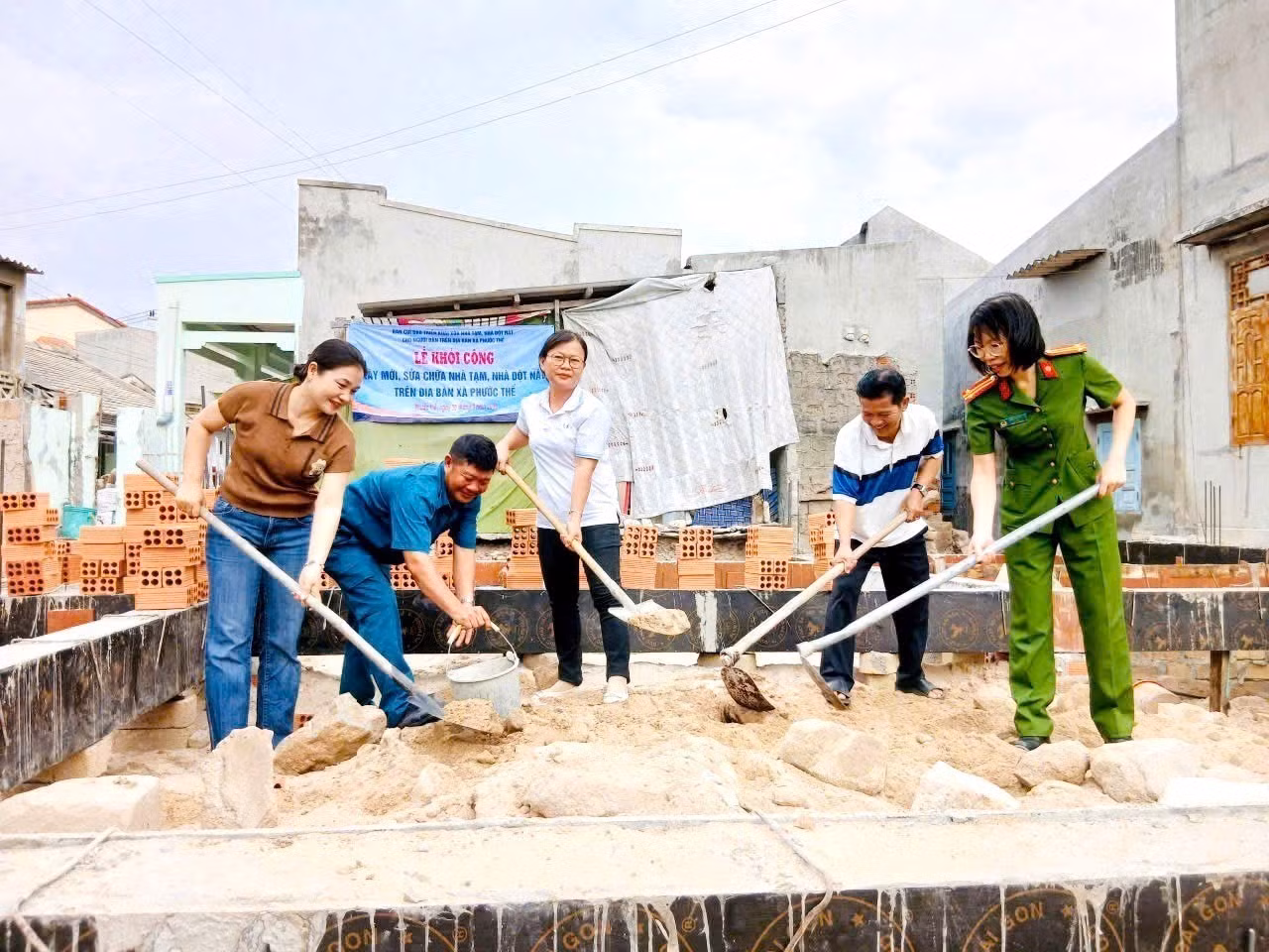 potal-cong-an-tinh-binh-thuan-chung-tay-xoa-nha-tam-nha-dot-nat-7964540.jpg