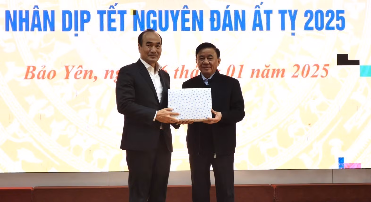 potal-dong-chi-tran-cam-tu-tham-tang-qua-tet-nguoi-dan-o-lang-nu-lao-cai-7810974.jpg