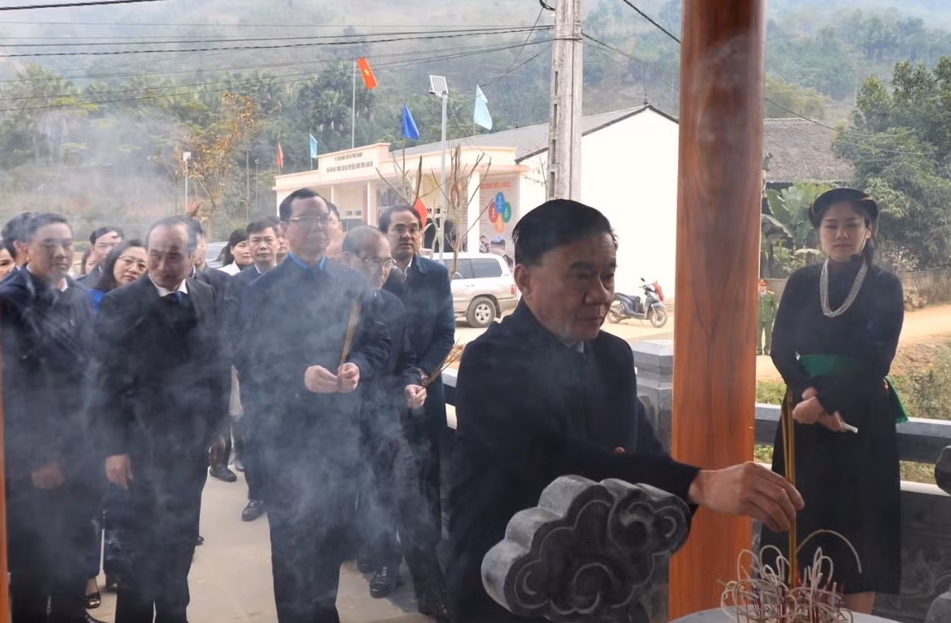 potal-dong-chi-tran-cam-tu-tham-tang-qua-tet-nguoi-dan-o-lang-nu-lao-cai-7810979.jpg