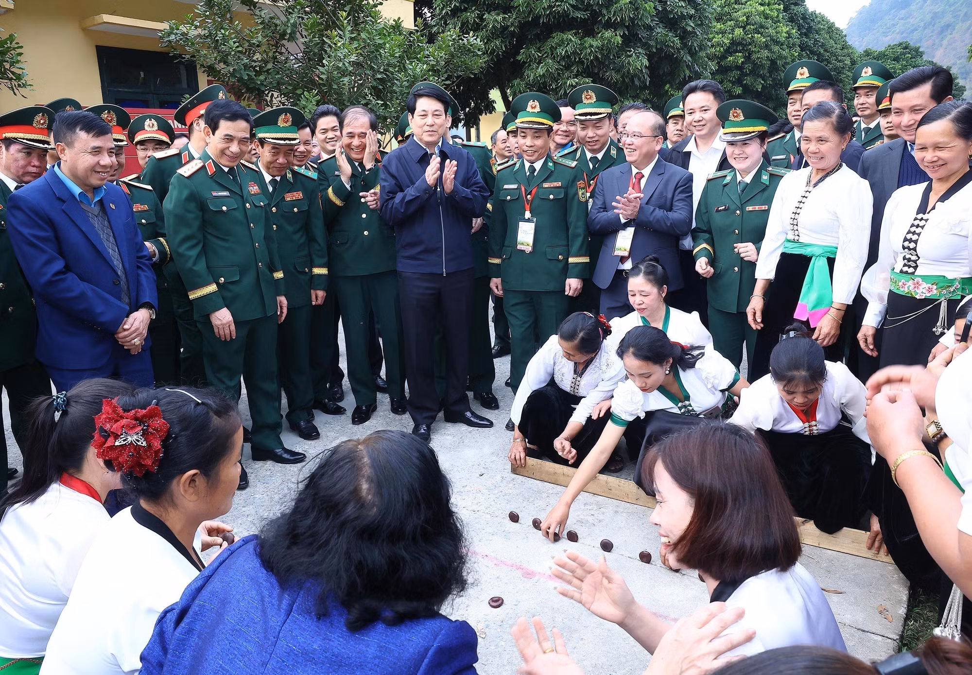 potal-chu-tich-nuoc-luong-cuong-tham-chuc-tet-nguoi-dan-huyen-sin-ho-tinh-lai-chau-7798703.jpg